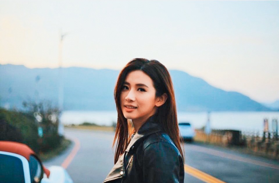 美女主播趙岱新，與小她6歲的周興哲爆出新戀情。(翻攝自趙岱新IG)