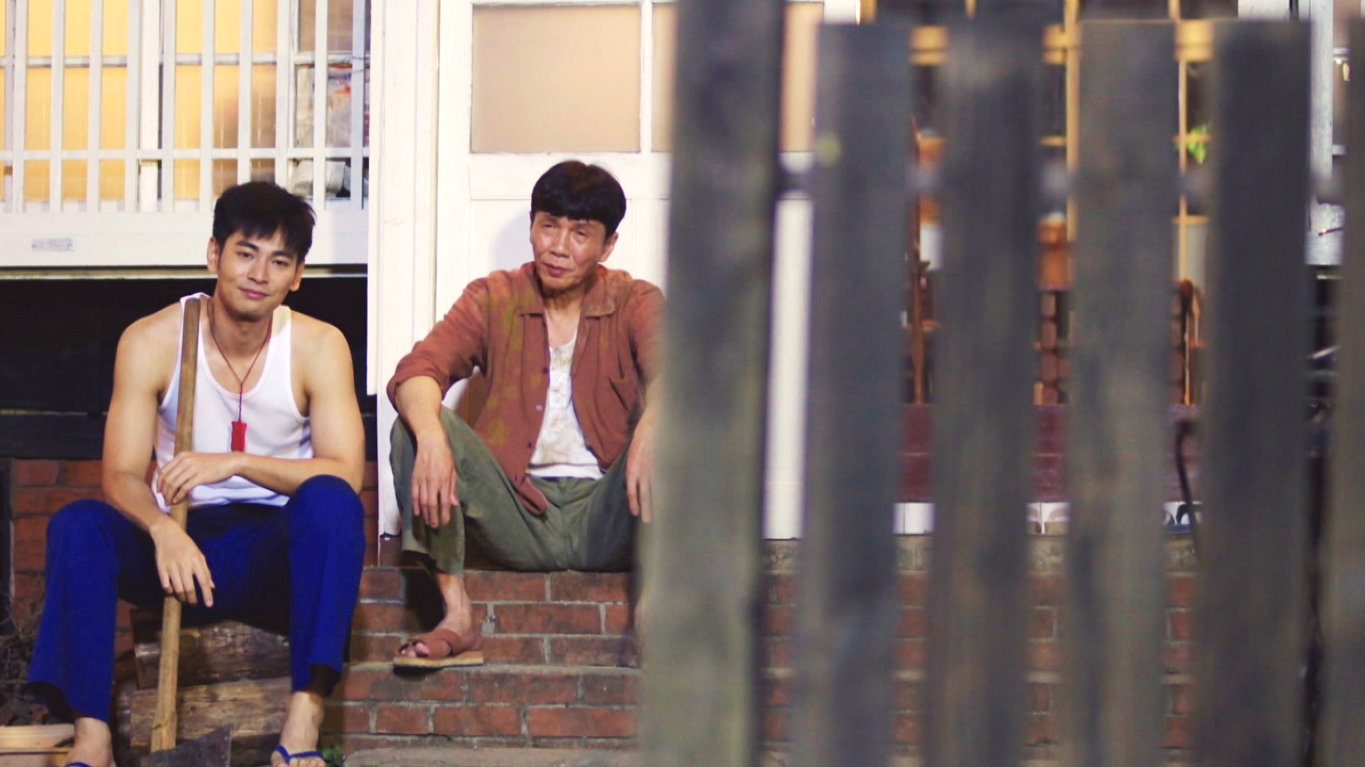 楊子儀在劇中秀出精壯身材，被拱收視破三就脫衣。（三立提供）