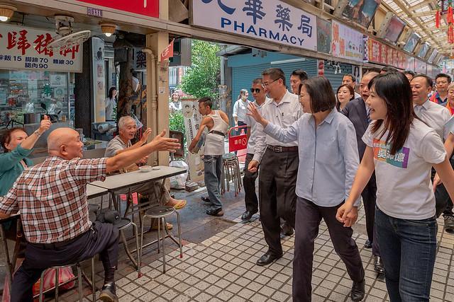 總統蔡英文積極拉近和民眾的距離,近期也廣邀黨內各派系舉行便當會。(翻攝自總統府網站)