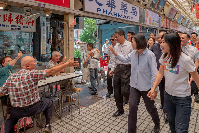 總統蔡英文積極拉近和民眾的距離,近期也廣邀黨內各派系舉行便當會。(翻攝自總統府網站)