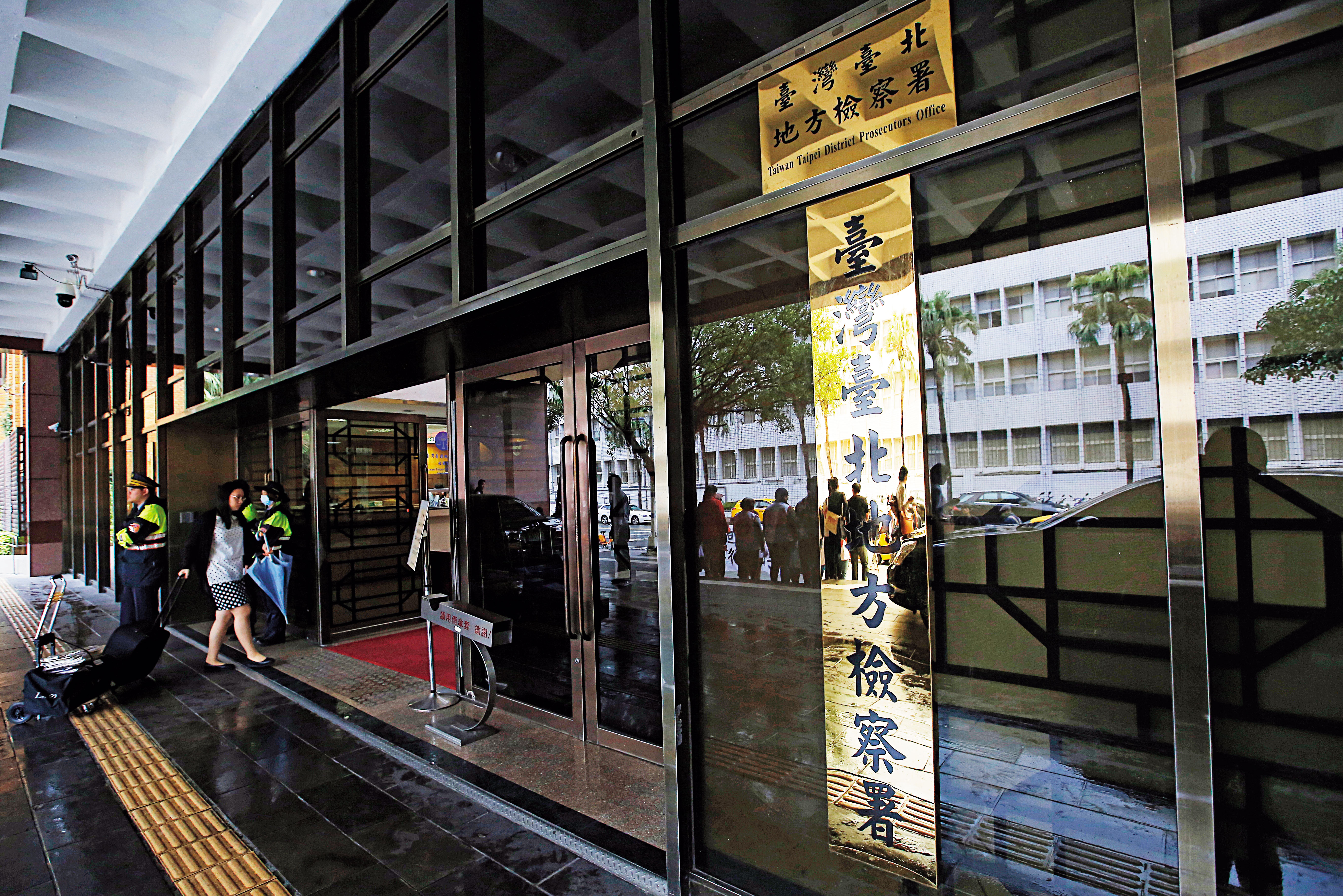 台北地檢署委請法國農業部認證的香檳騎士飲酒鑑定,確定呂姓債主逾700瓶的酒類已損壞。