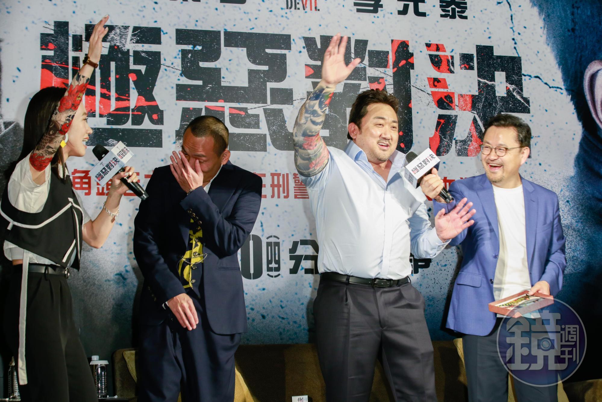 馬東石套上刺青袖套揮舞手臂,讓導演李元太(右一)與玖壹壹春風(左二)笑到不行。