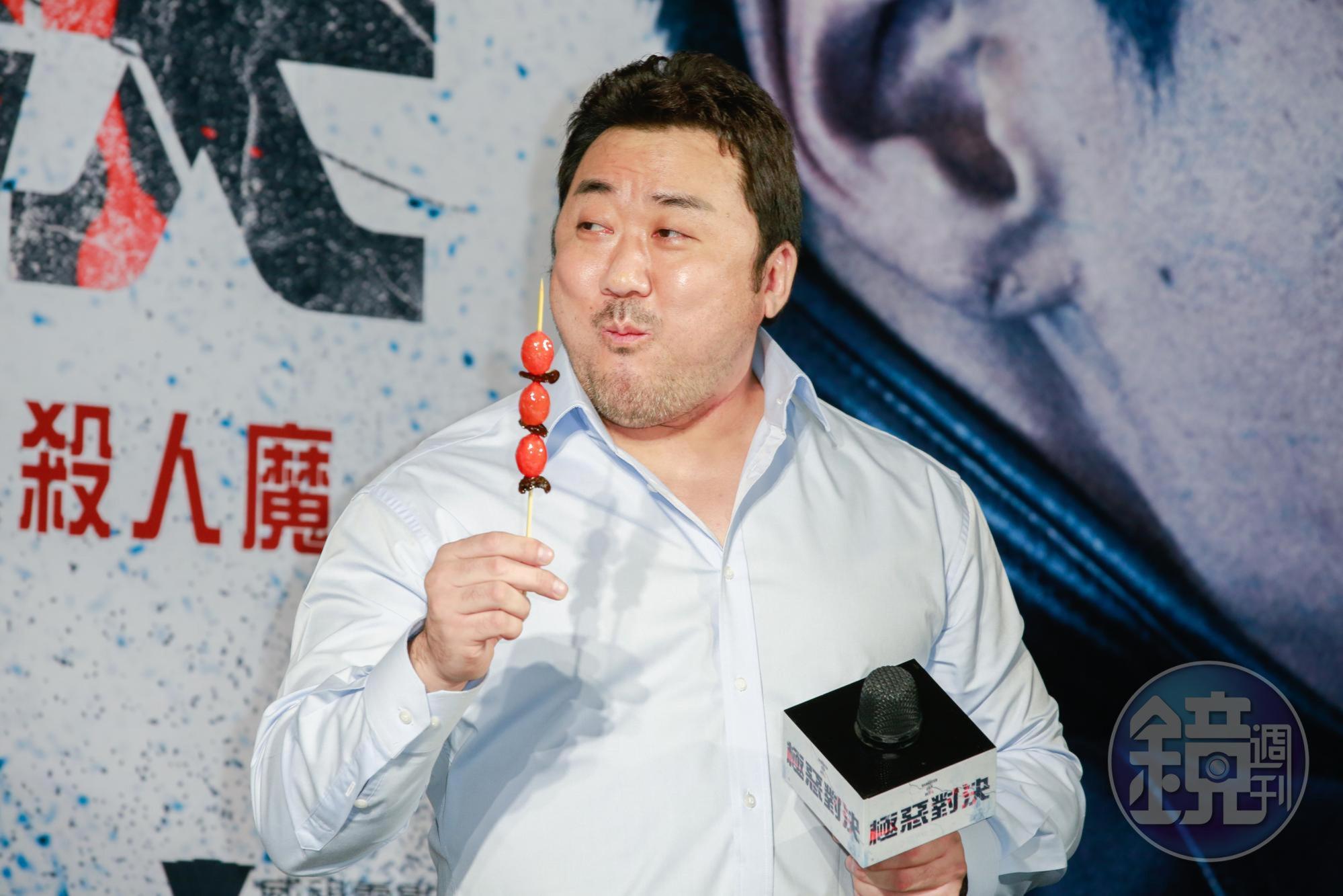 韓星馬東石吃著糖葫蘆,說很適合他像小孩子的口味。