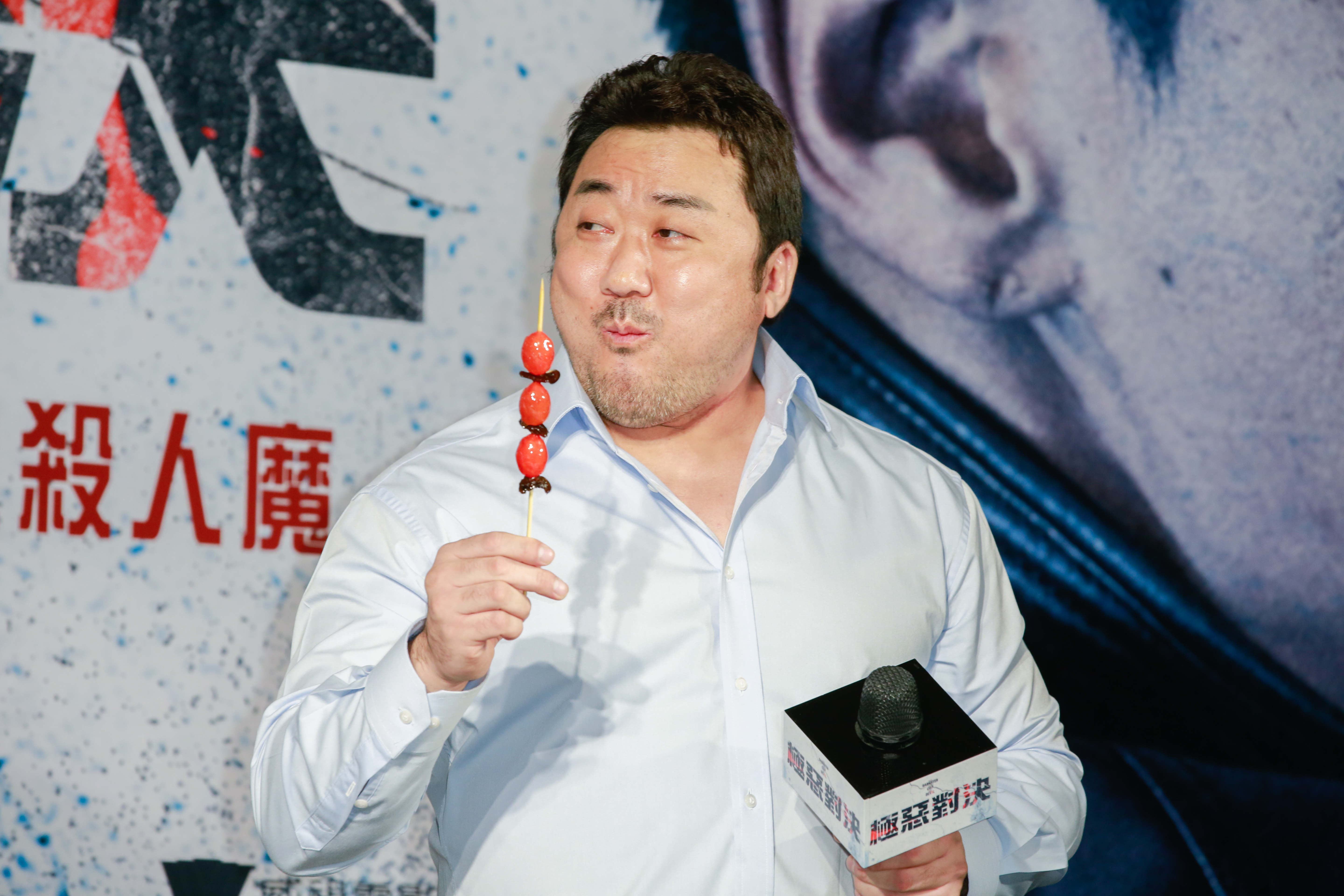 韓星馬東石吃著糖葫蘆，說很適合他像小孩子的口味。