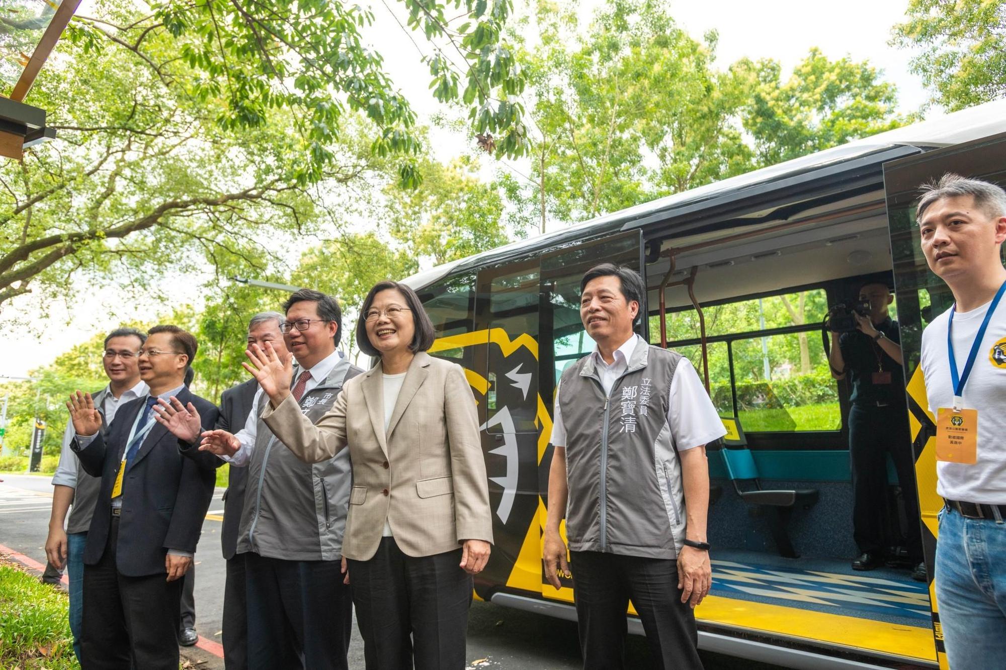 蔡英文總統在桃園市長鄭文燦陪同下，出席虎頭山創新園區開幕典禮。（翻攝桃園市政府網站）