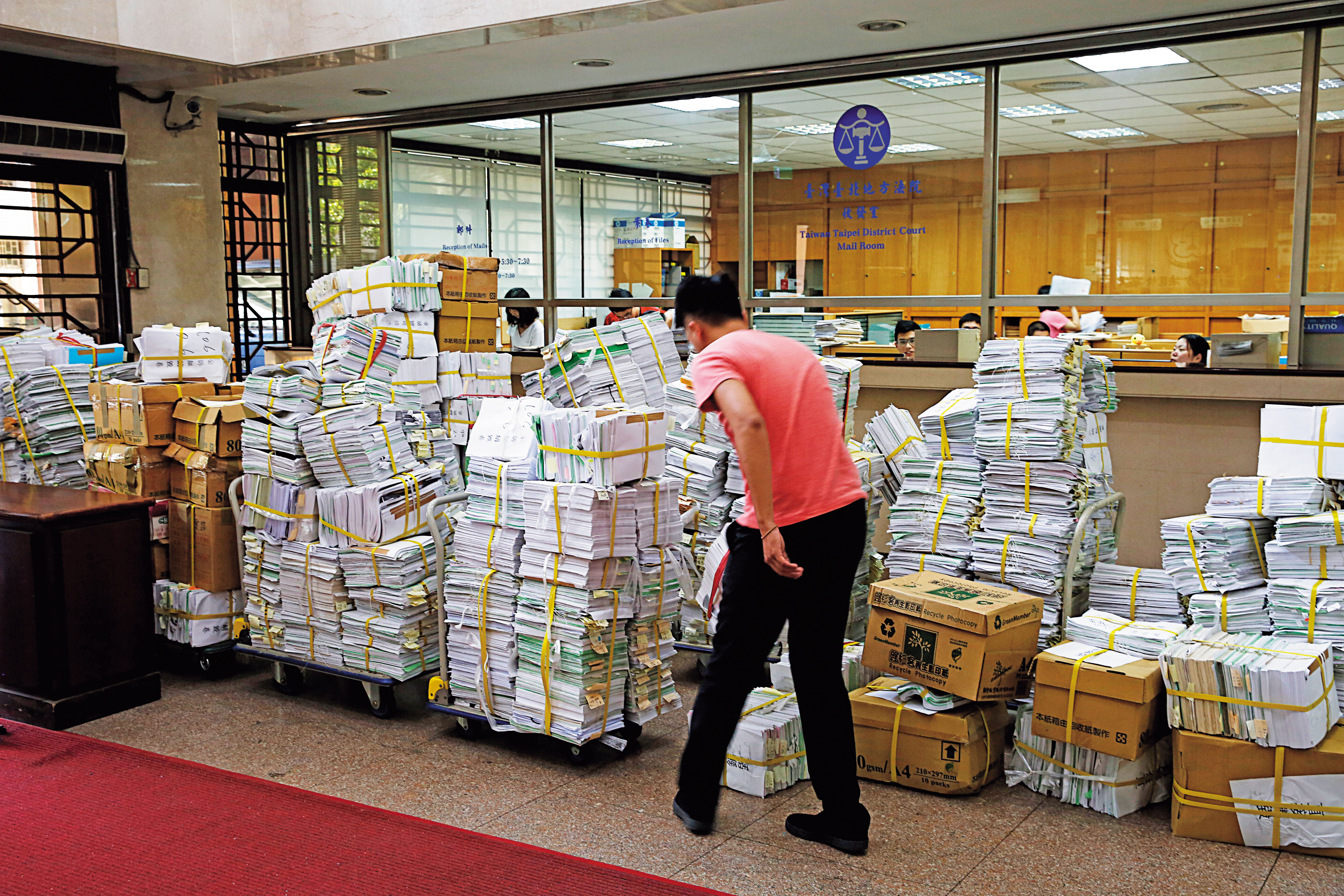 地檢署負責保管定讞案件卷證，何智輝遭判13年，證物應保存15年，卻因疏失遭全數銷毀。