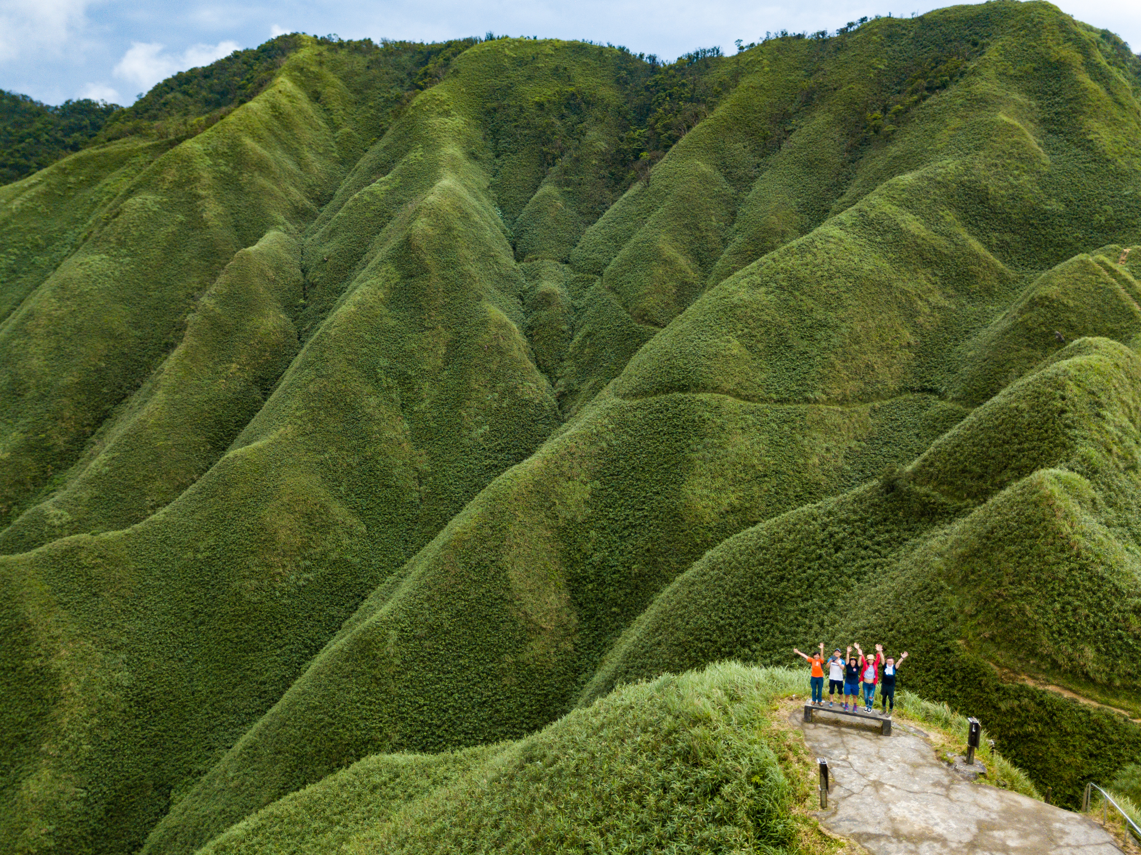 空拍機飛起的視角，可以看見「抹茶山」美麗的山稜形狀，也可見我們終於登頂的興奮表情。