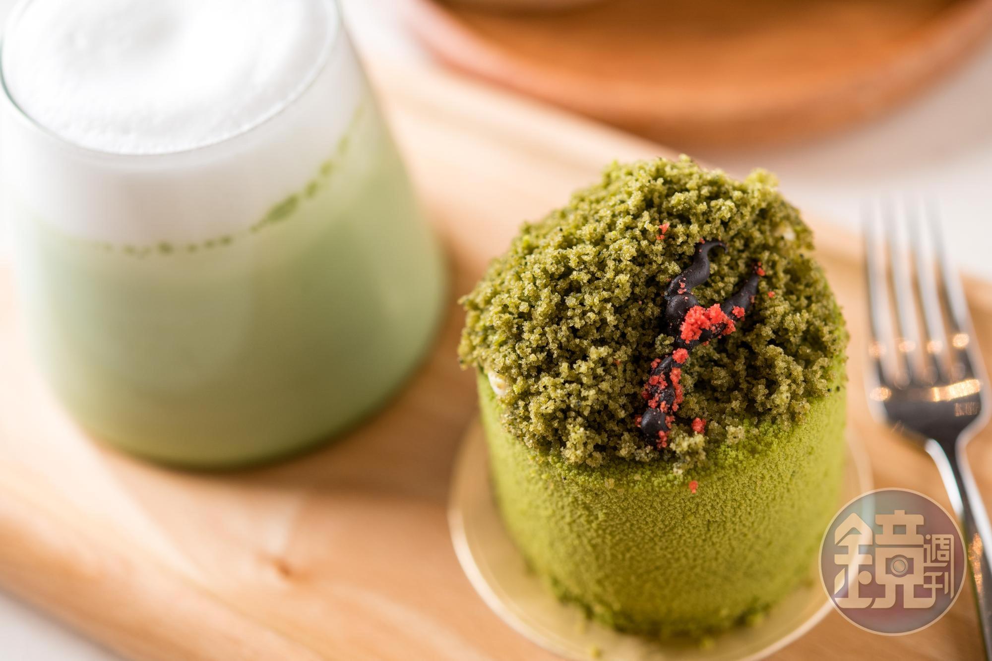 「抹茶拿鐵」（後，180元／杯）搭配「五峰抹茶山蛋糕」（前，150元／份），蛋糕上還以巧克力布置成抹茶山上的山徑。