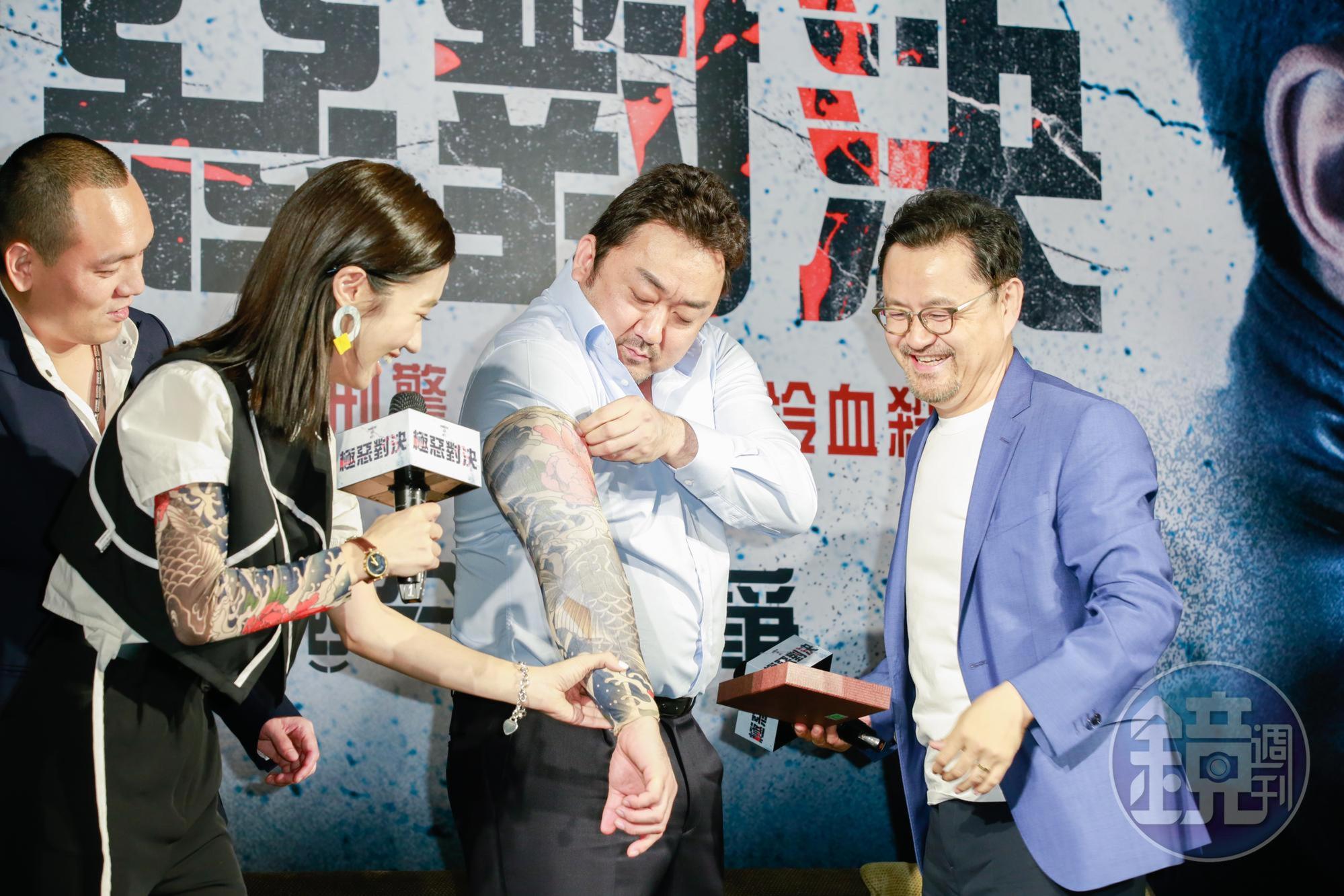 馬東石套上刺青袖套,主持人Lulu說:「我們是同一款,怎麼你這隻錦鯉魚比較大尾。」