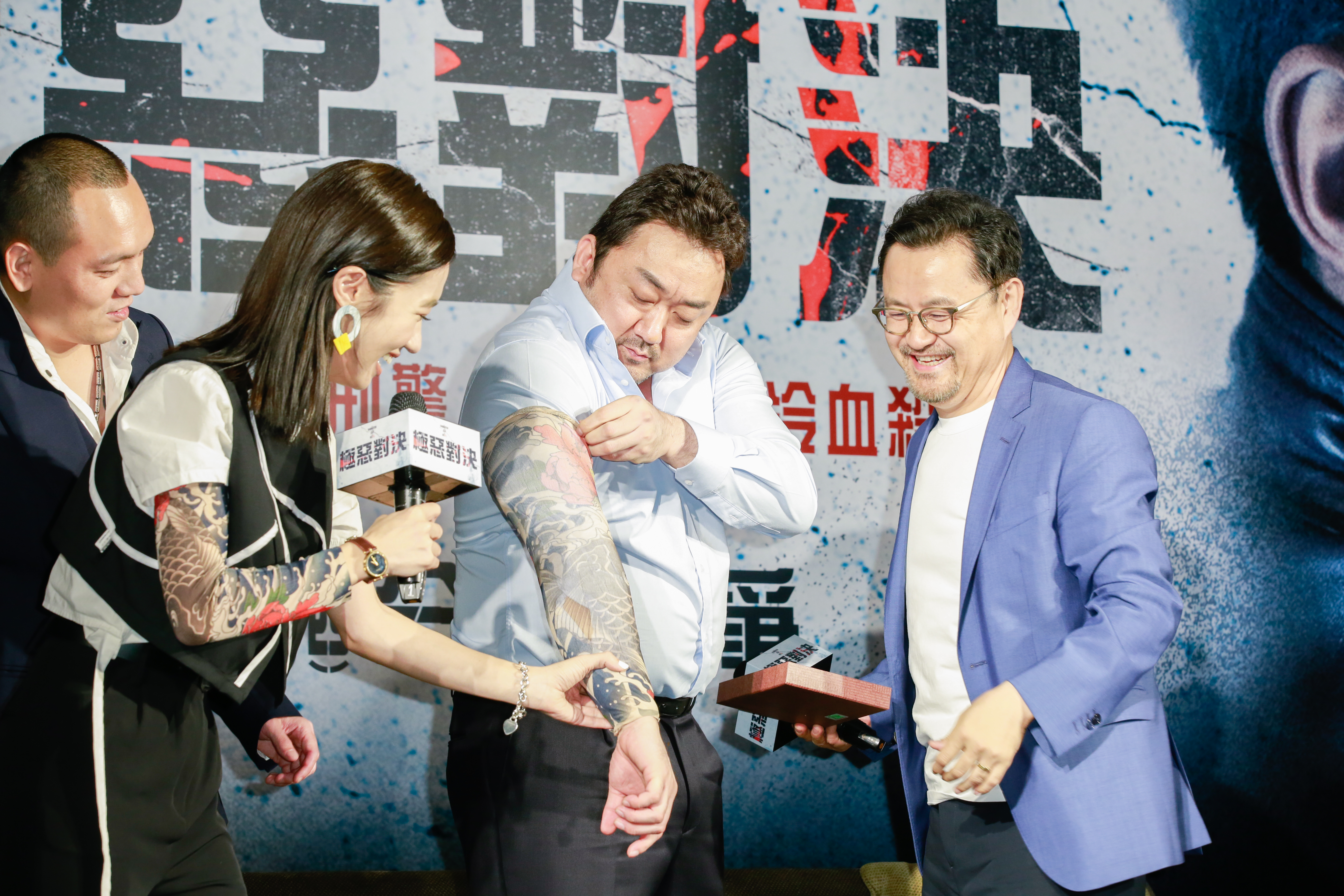 馬東石套上刺青袖套，主持人Lulu說：「我們是同一款，怎麼你這隻錦鯉魚比較大尾。」