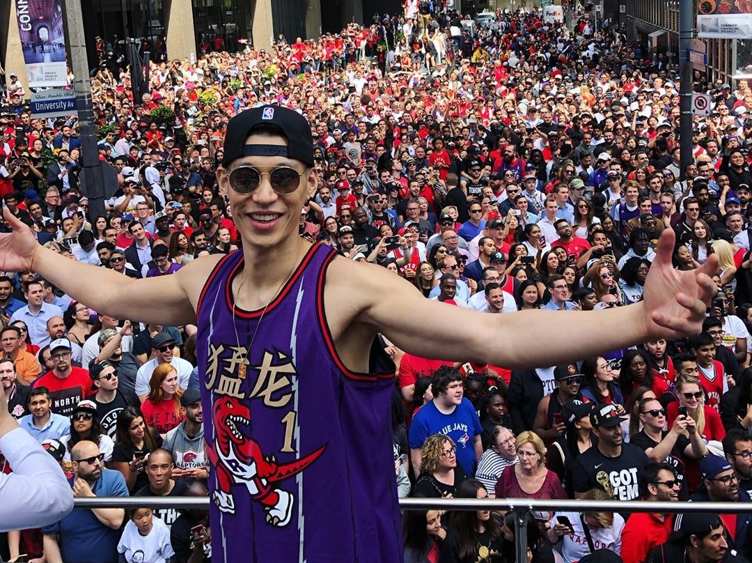 林書豪穿著印有中文「猛龍」的紫色戰袍現身，一起享受封王榮耀。（翻攝自林書豪IG）