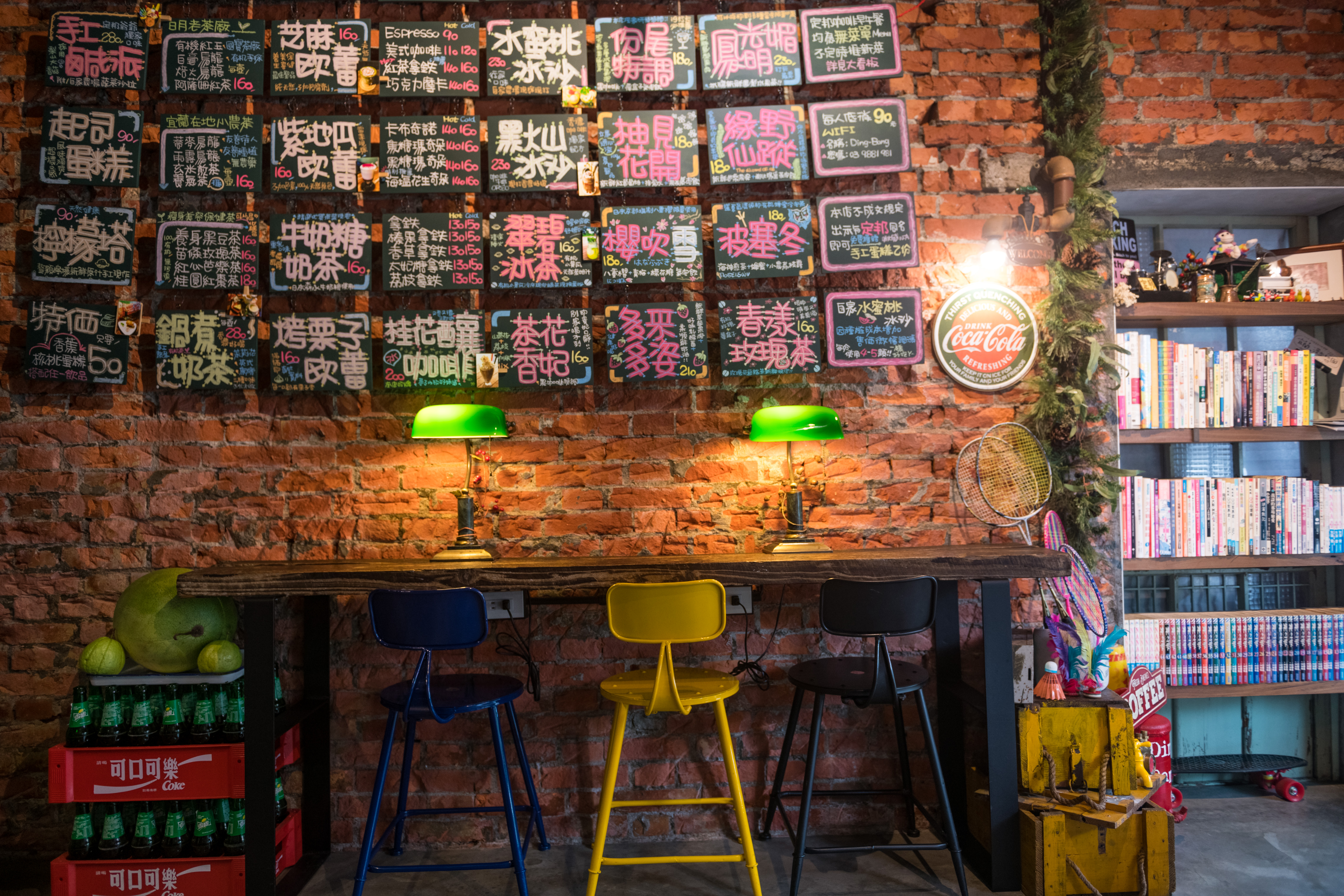 整面牆上貼了各種不同水果及茶葉調出的飲料菜單。