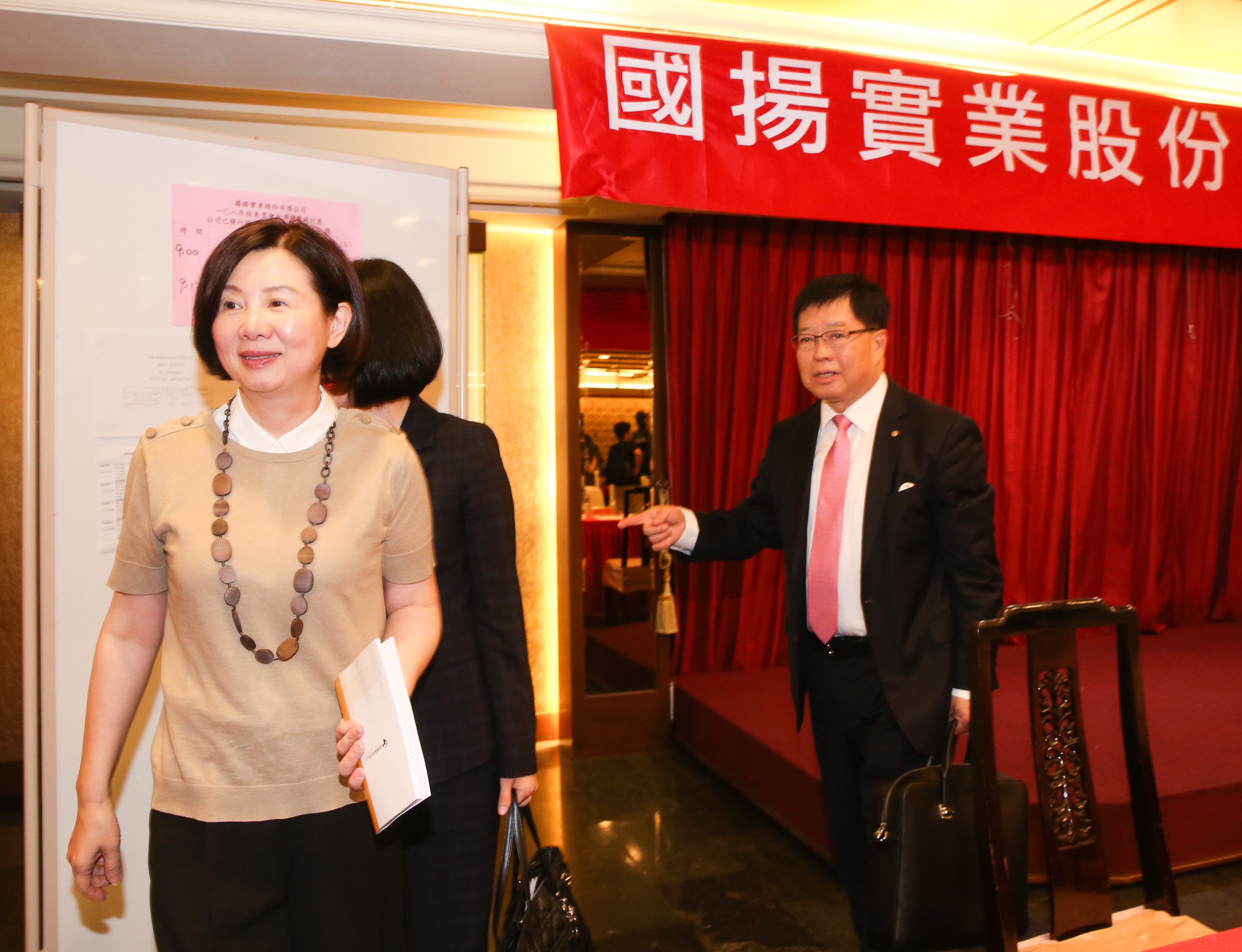 國揚建設總經理彭邵齡（左）認為，高雄房市近來表現不如預期亮麗，未來3年將專注在台北推案。（右為國揚建設董事長林子寬）