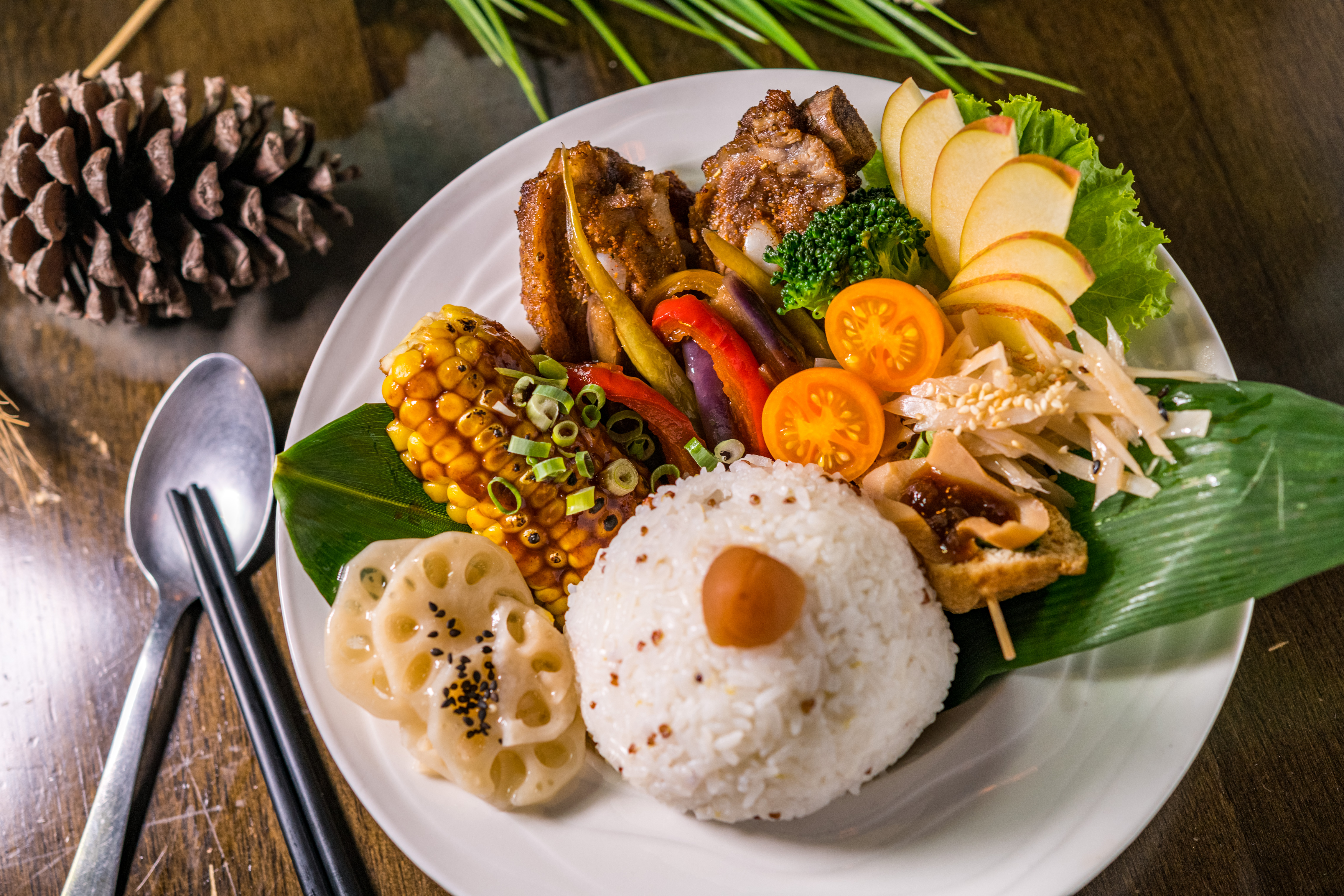 各種烤蔬菜搭配特製豬肋排的「南蠻野菜香料豬肋排」,也很受到客人喜愛。(350元/份)