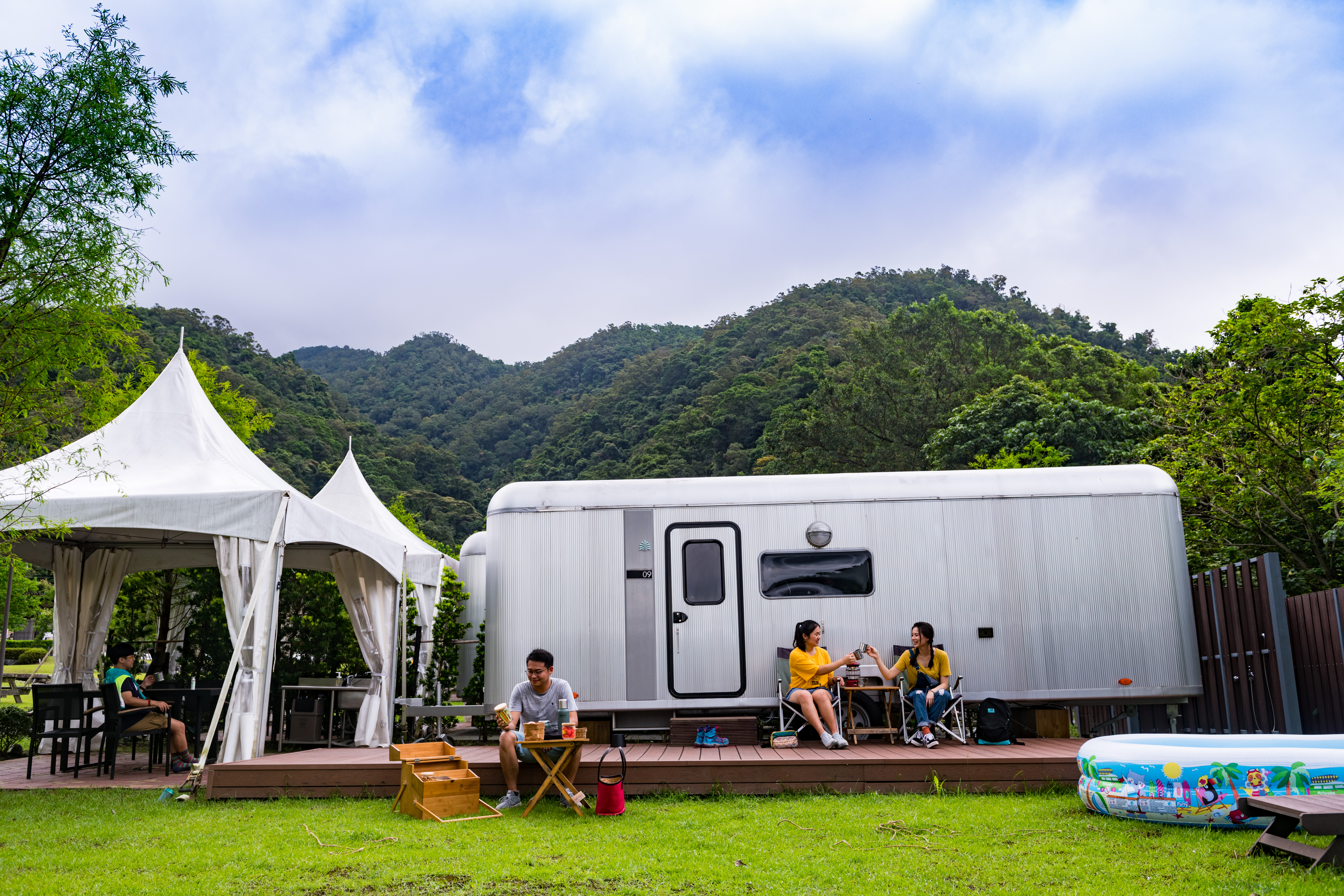 三五好友或全家人想來一場奢華野營，可以選擇有造型，內容又豐富的露營車體驗。