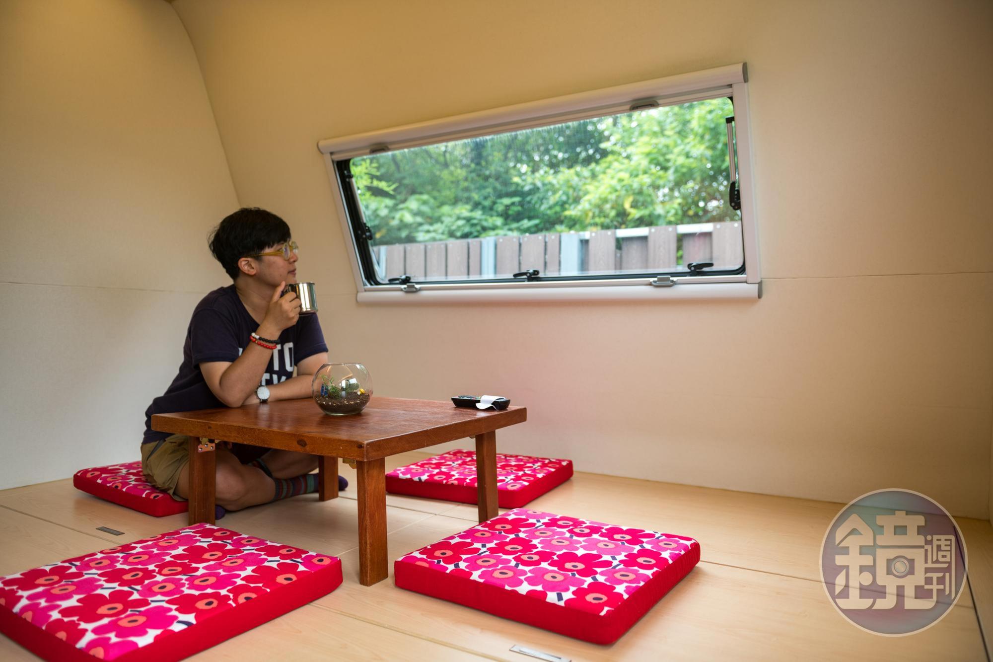 露營車有日式榻榻米的空間。