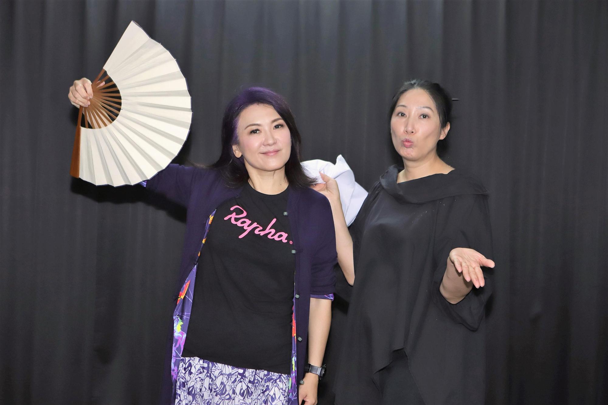 藝人姚黛瑋為《我為相聲狂》表演，與台北曲藝團團長葉怡均展開排練。（民視提供）