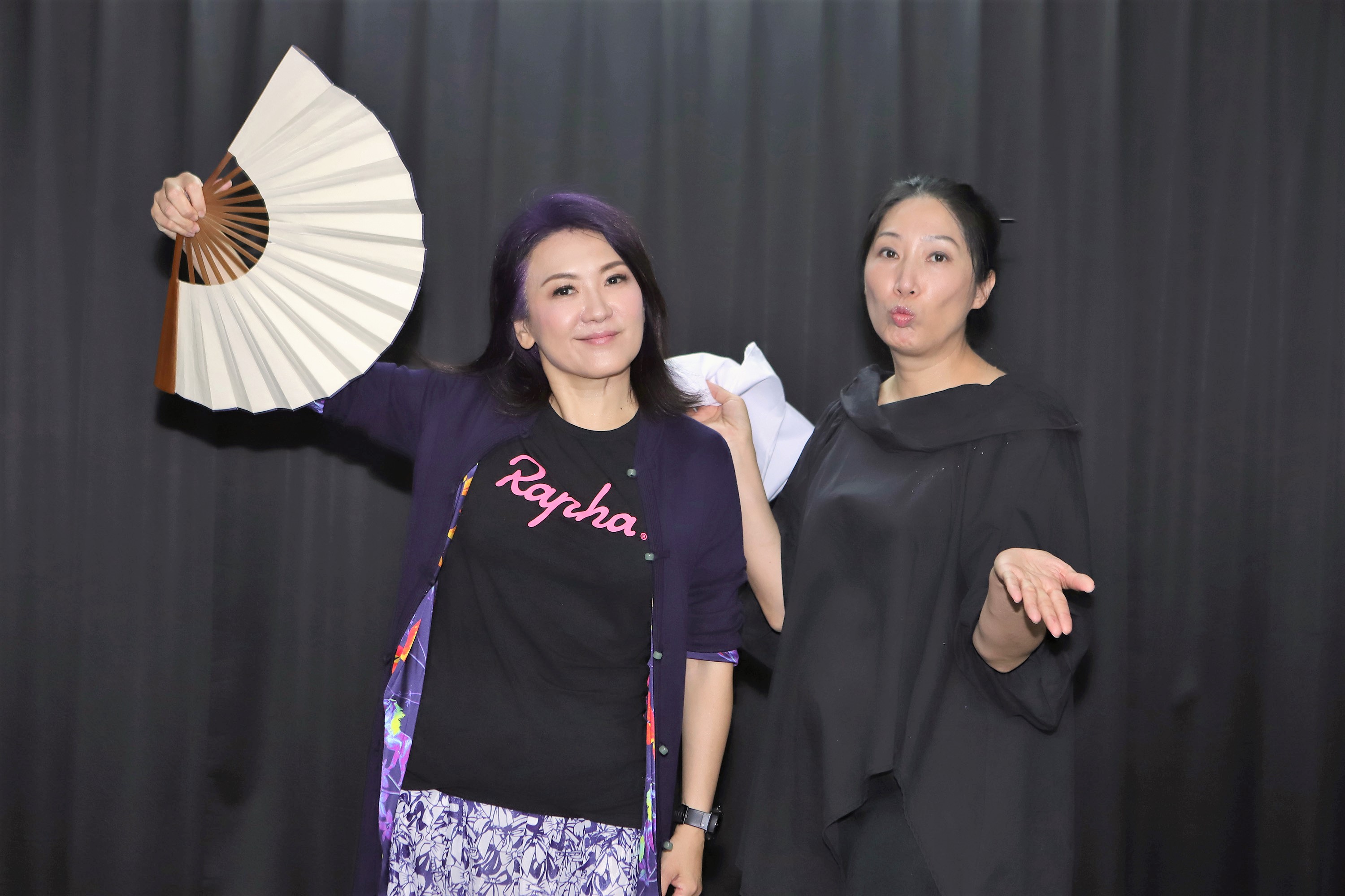 藝人姚黛瑋為《我為相聲狂》表演，與台北曲藝團團長葉怡均展開排練。（民視提供）