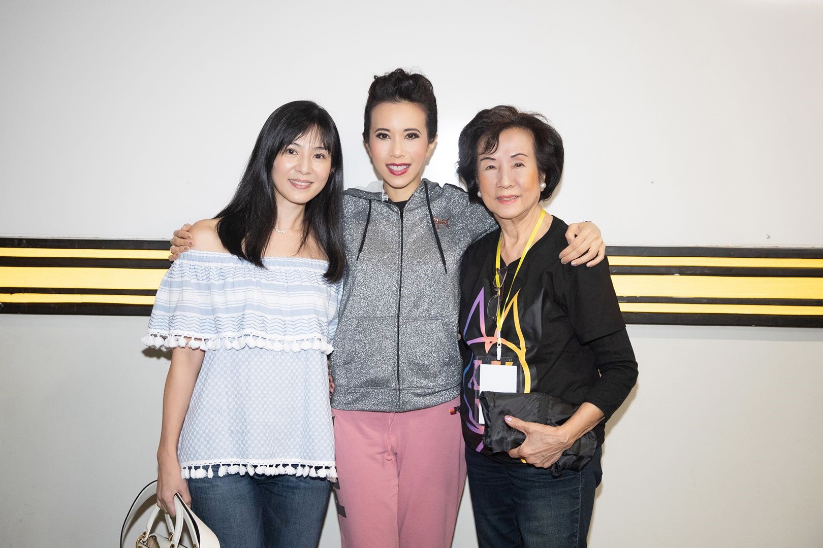 莫文蔚日前於新加坡舉辦演唱會，吸引6千名粉絲朝聖，母親莫何敏儀也到場。（莫家寶貝工作室提供）
