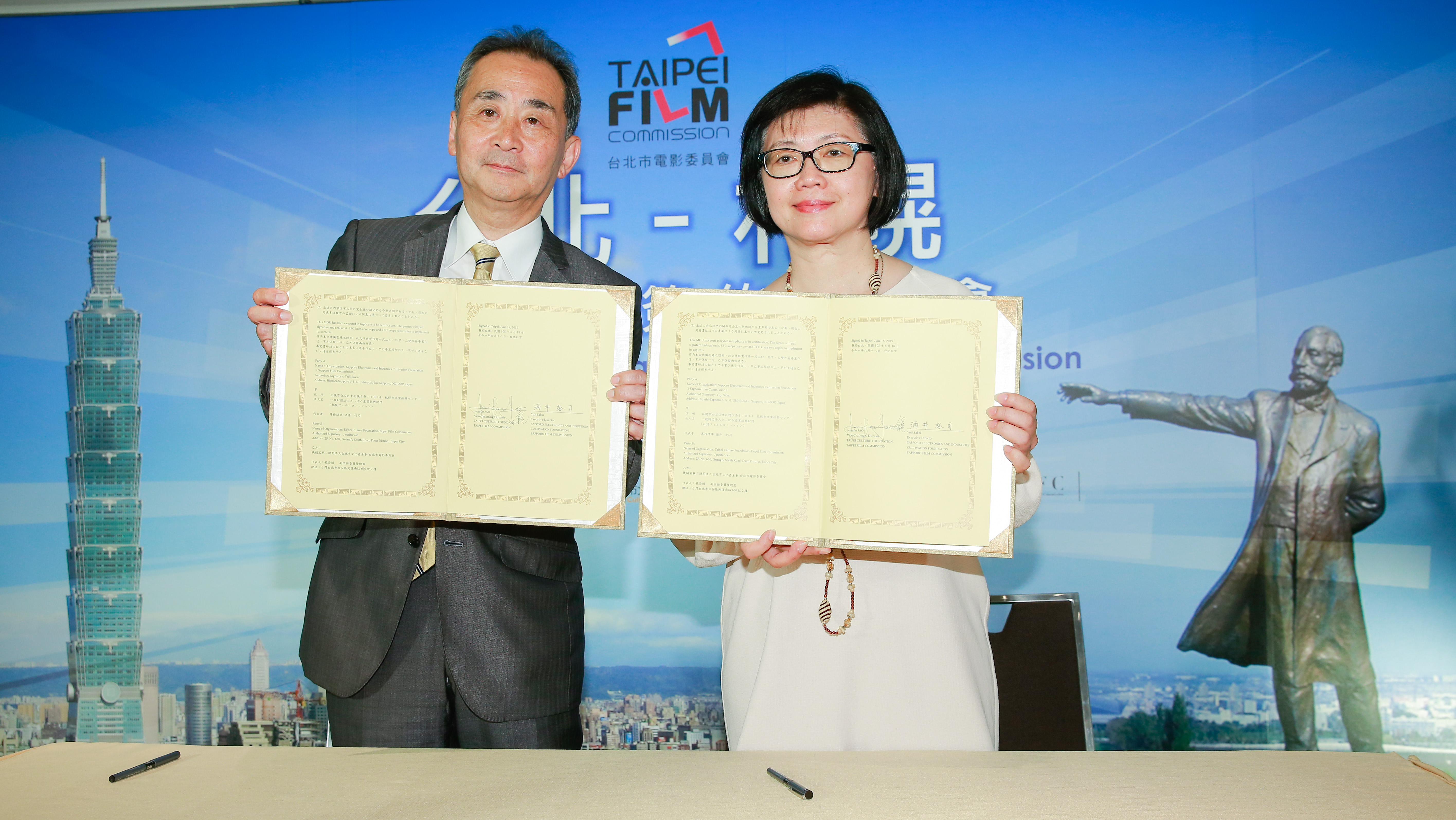 札幌電影委員會執行長酒井裕司(左)與台北市影委會總監饒紫娟,一起簽署合作備忘錄。