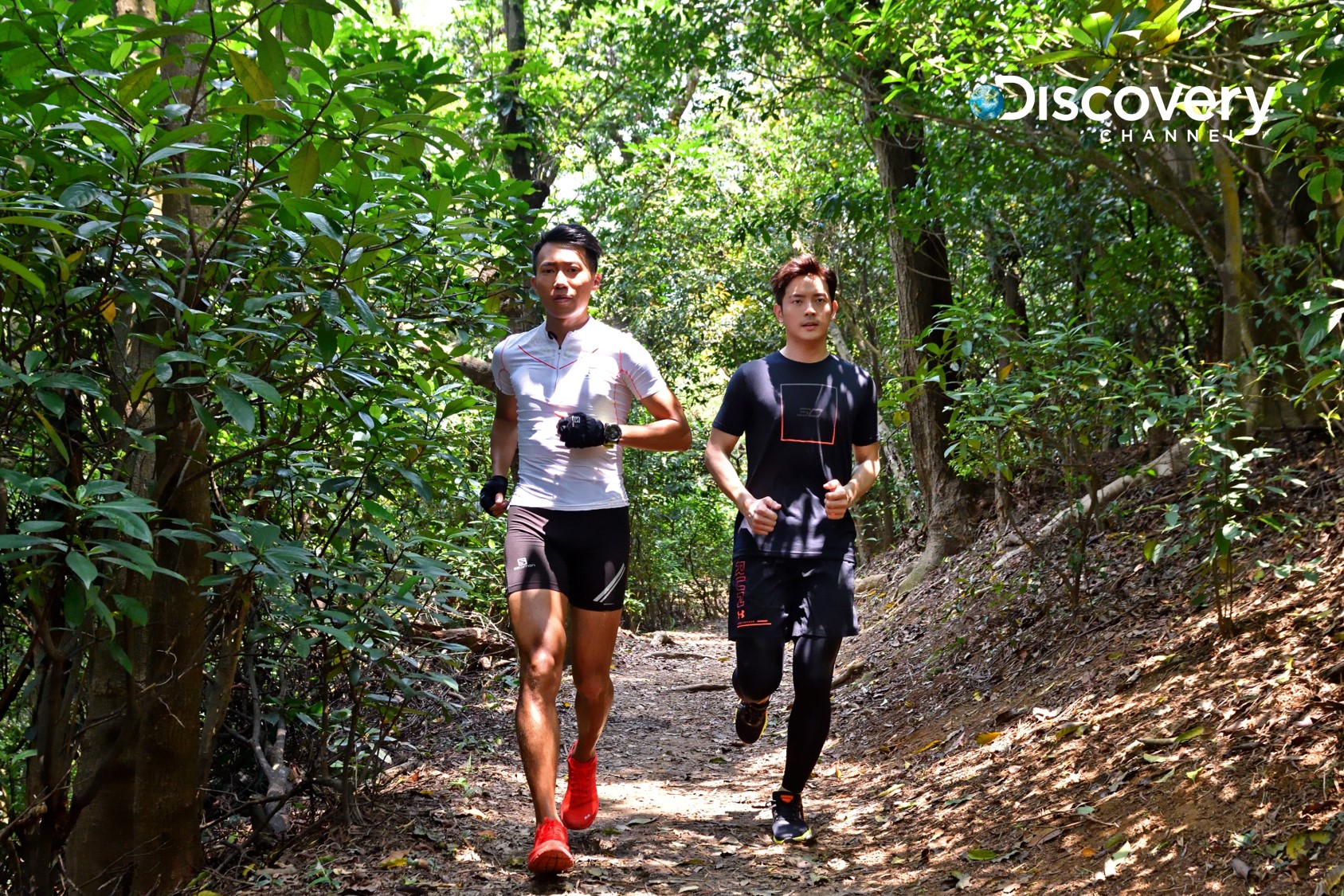 宥勝（右）以「極地冒險導師」身分，對上陳彥博「超級馬拉松跑者」，對決在25分鐘之內「跑步淨山」，看誰撿的垃圾最多。（Discovery頻道提供）