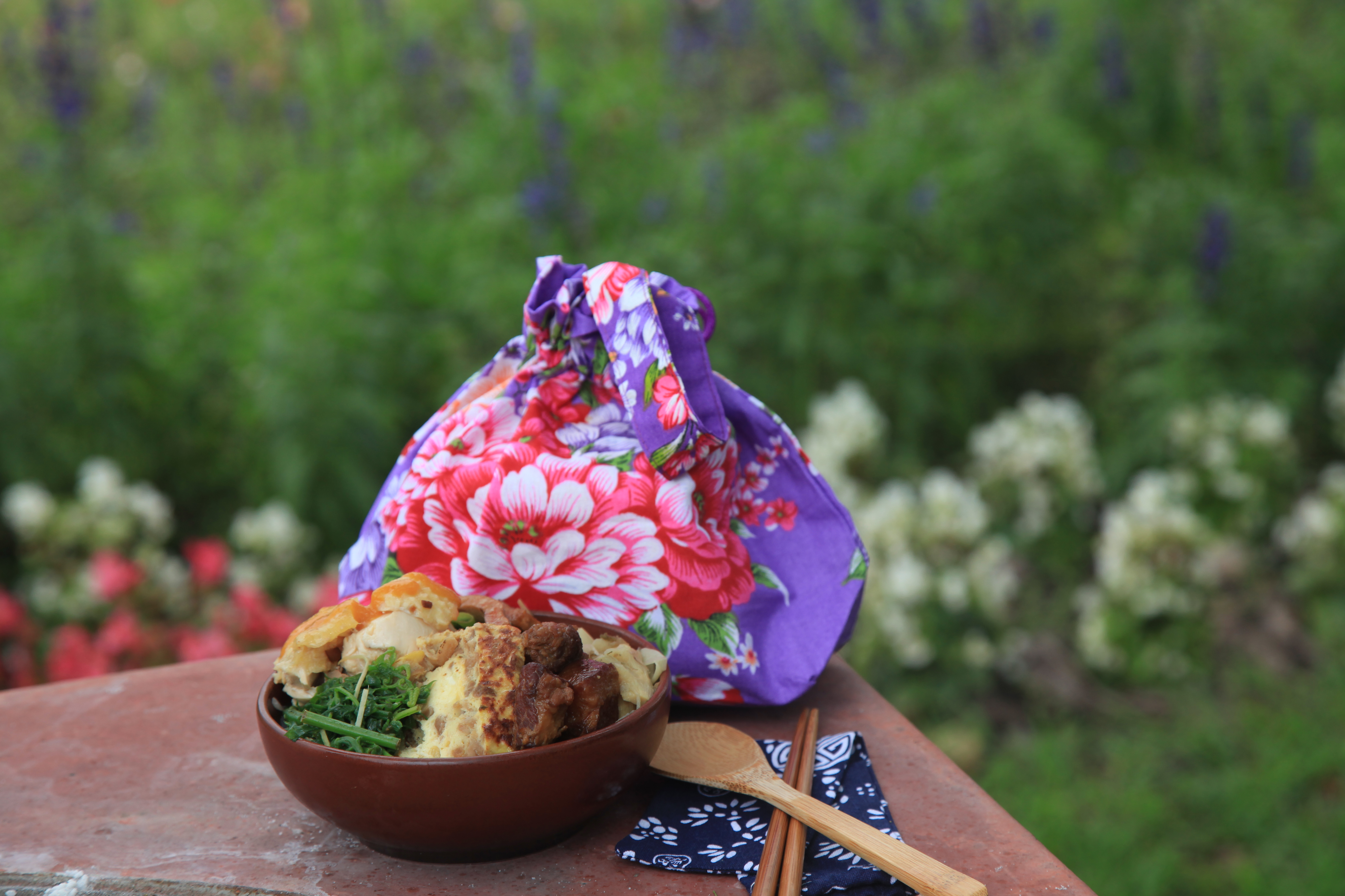 「豐收飯」包著美麗的客家花布，還有筷套組及豐收碗，相當超值。（體驗價380元／人）