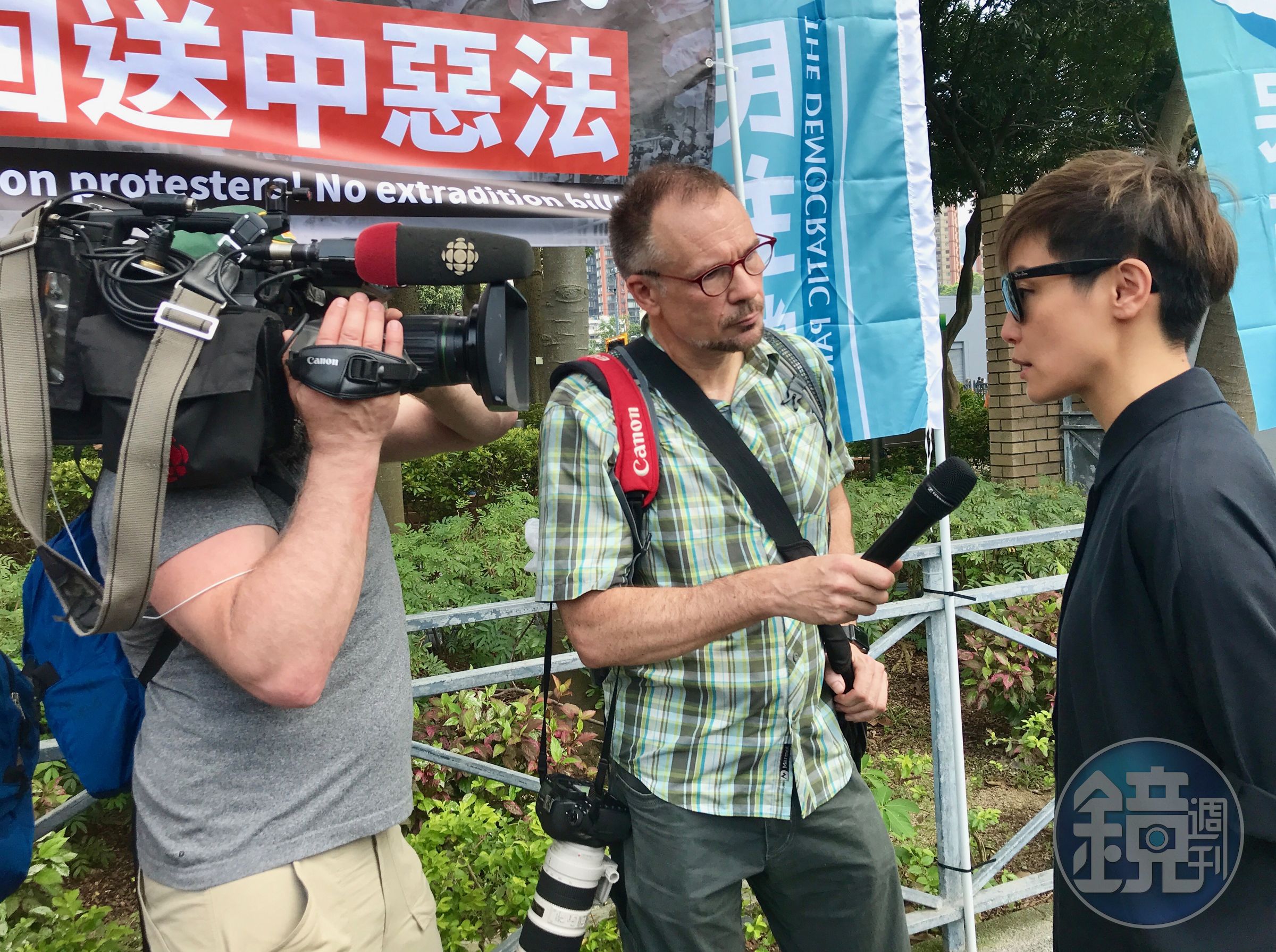 616大遊行前，何韻詩輪番接受國際媒體採訪，不放過每一個說話的機會。（陳怡靜攝）