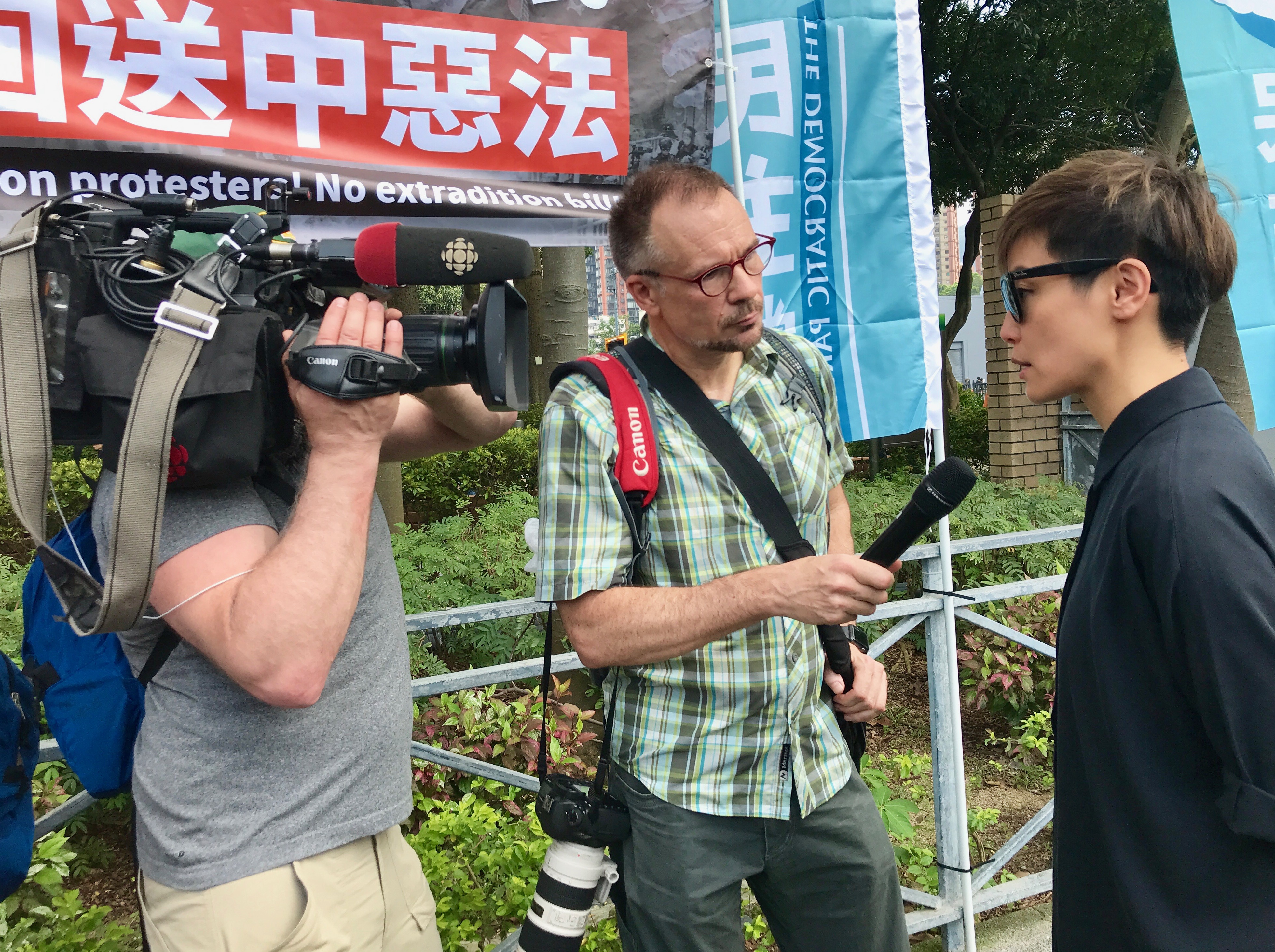 616大遊行前，何韻詩輪番接受國際媒體採訪，不放過每一個說話的機會。（陳怡靜攝）