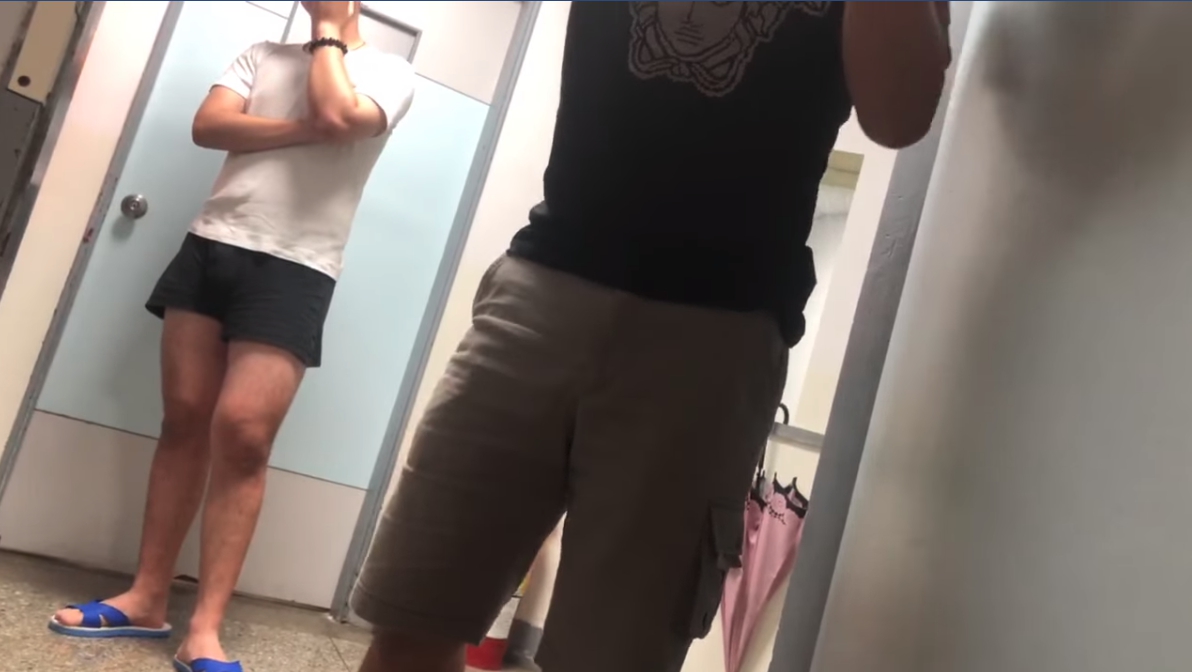 遭霸凌的呂姓男大生再po第二段影片，當中柯男又嗆「世新法律，垃圾！」等偏激言論，再度引起網友公憤。（翻攝自臉書）