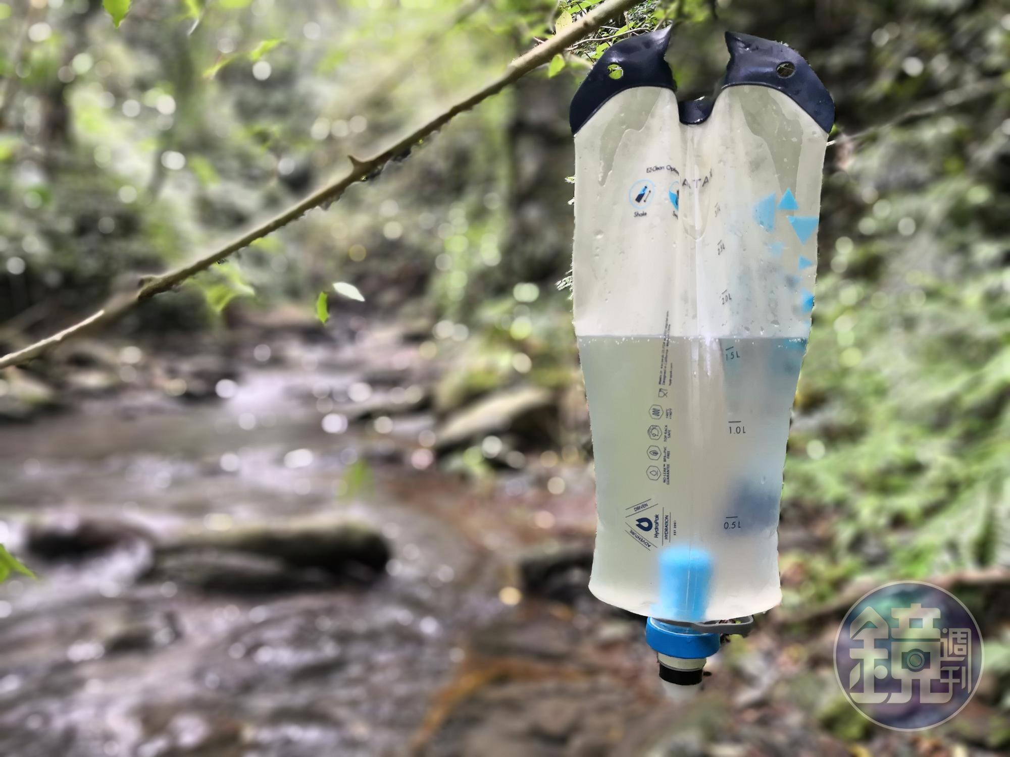 帶著KATADYN beefree個人隨身濾水器,登山遇到活水源可直接飲用。