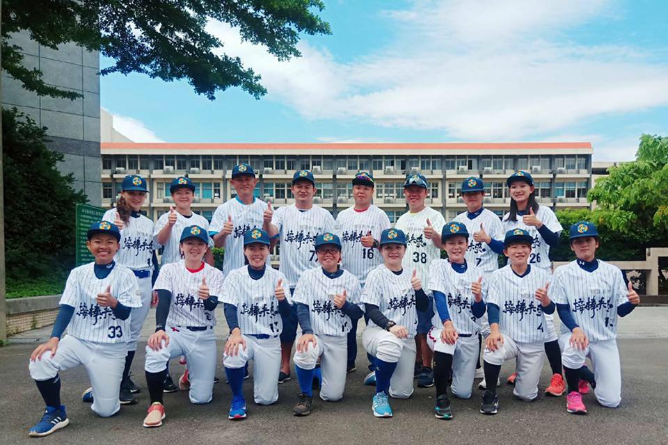 頂新和德接棒未來女子棒球隊隊員高顏值意外成球場嬌點。（翻攝自來自永靖的老園丁 - 魏應充臉書）