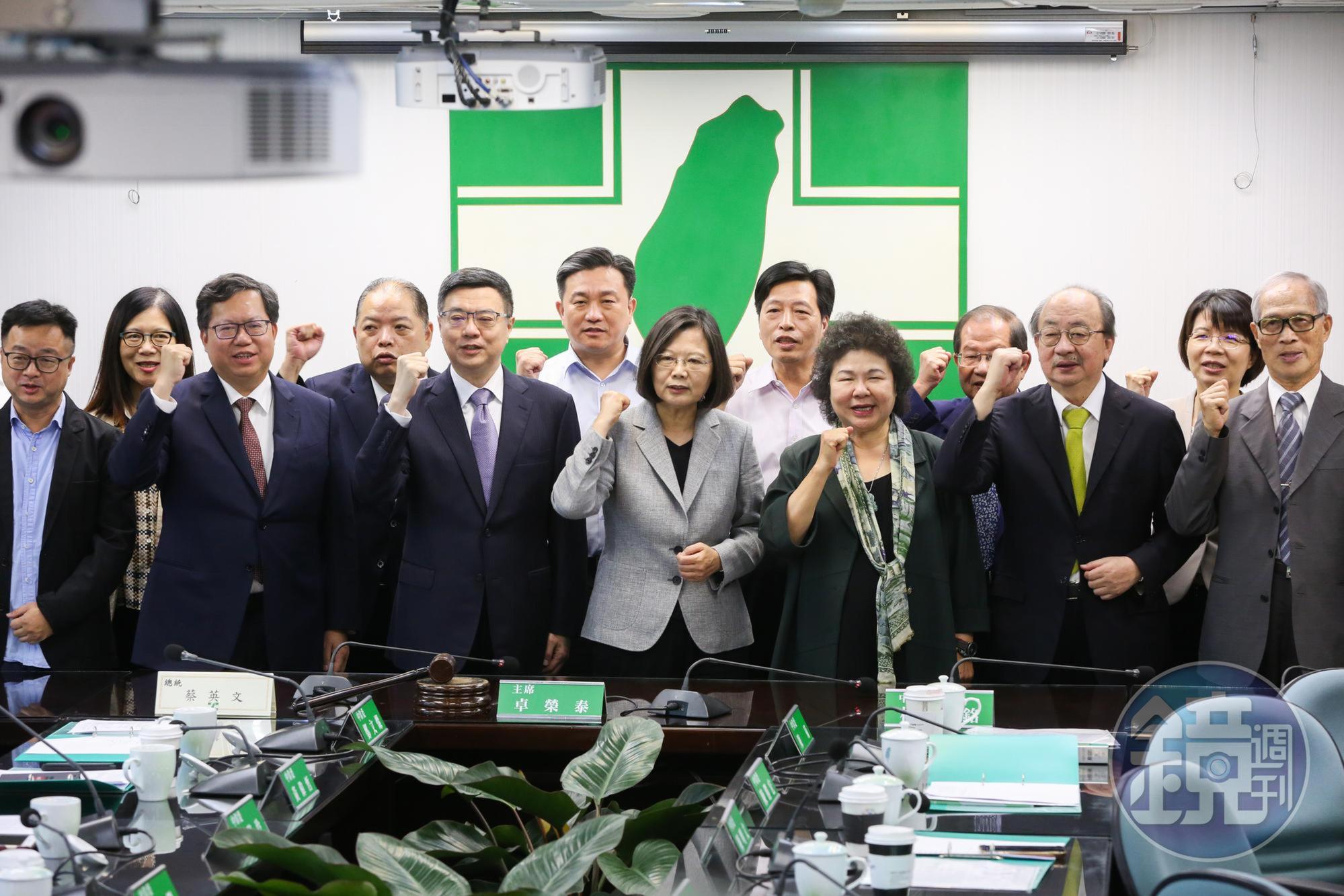 民進黨中執會今正式提名總統蔡英文代表民進黨競選2020總統大選，蔡致辭後與黨主席卓榮泰、所有中常委一同造勢。