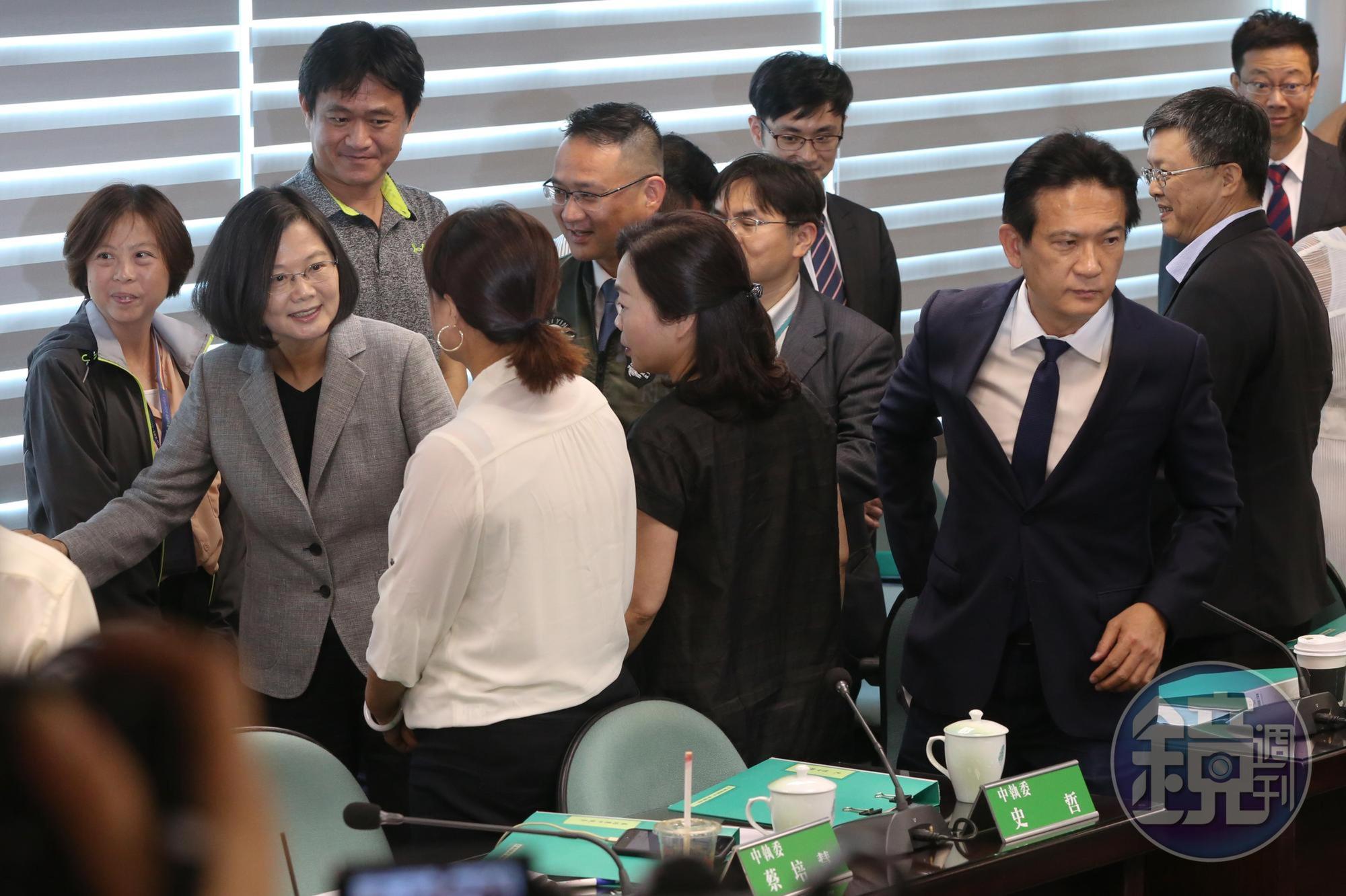 蔡英文已7個月沒有進入民進黨會議室，離去時與黨內幹部一一握手致意。