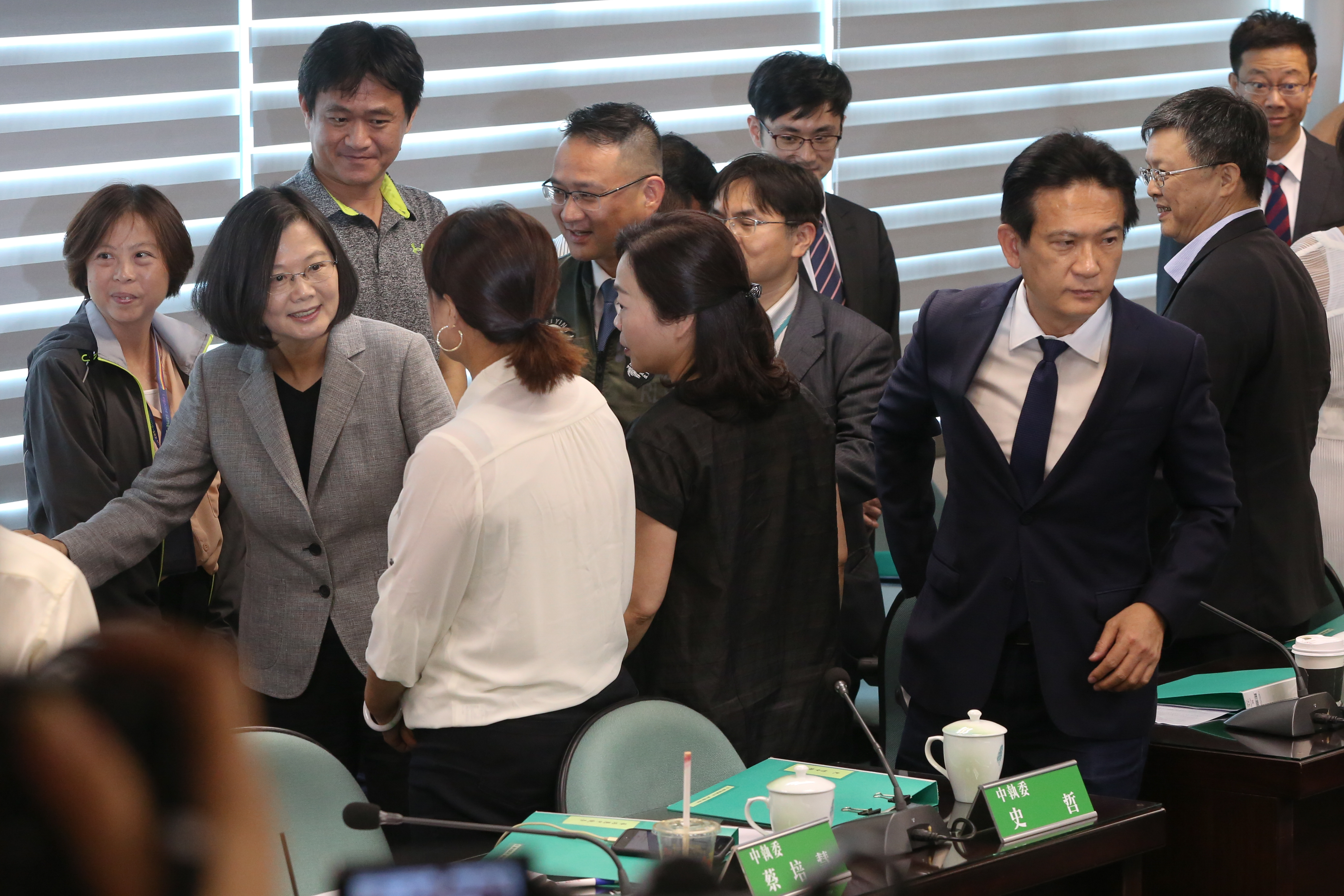 蔡英文已7個月沒有進入民進黨會議室，離去時與黨內幹部一一握手致意。