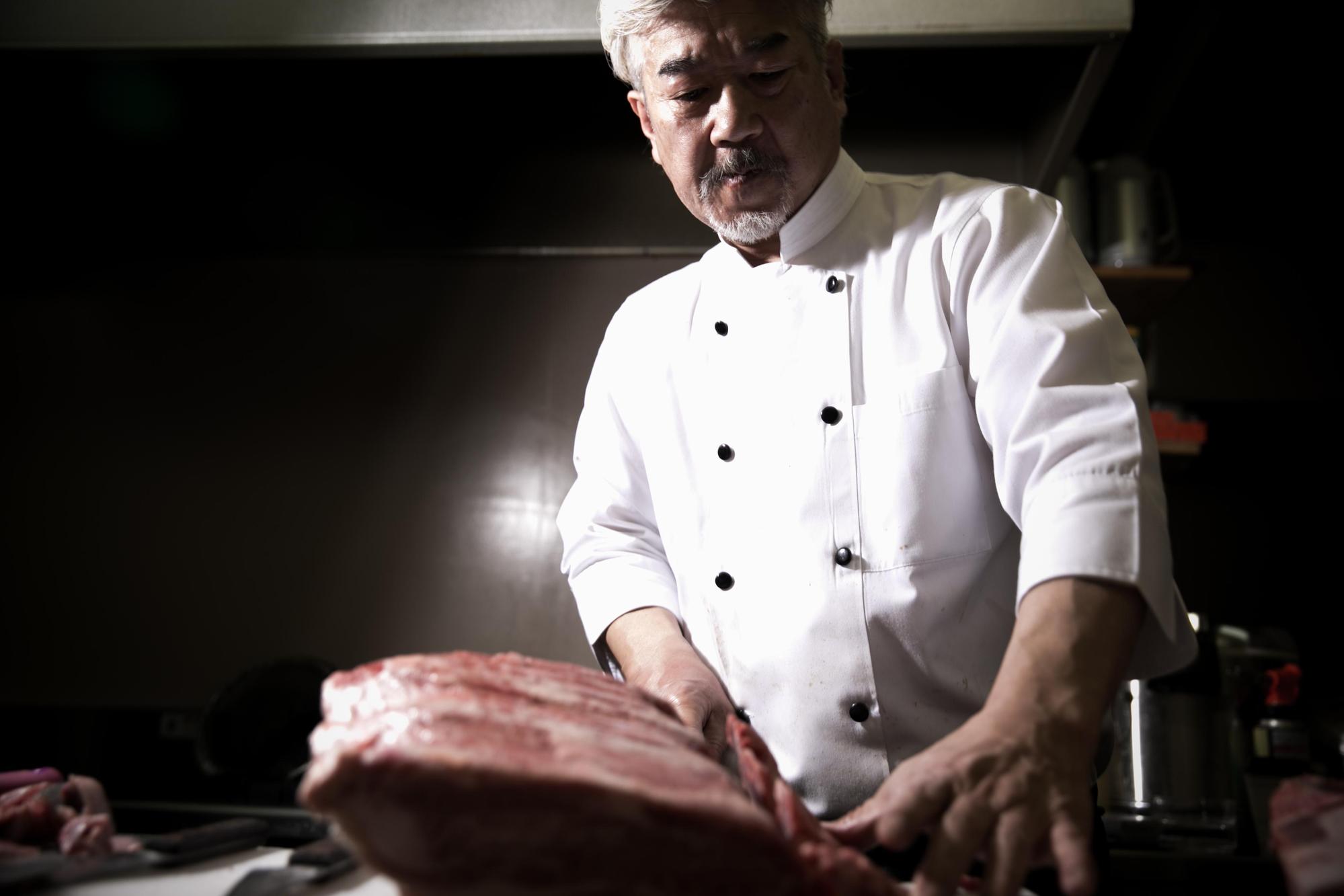 「銀山亭」主廚今井治鑽研肉品38年，對肉質近乎癡狂，連續3年斥重本標下冠軍牛。（樂軒提供）
