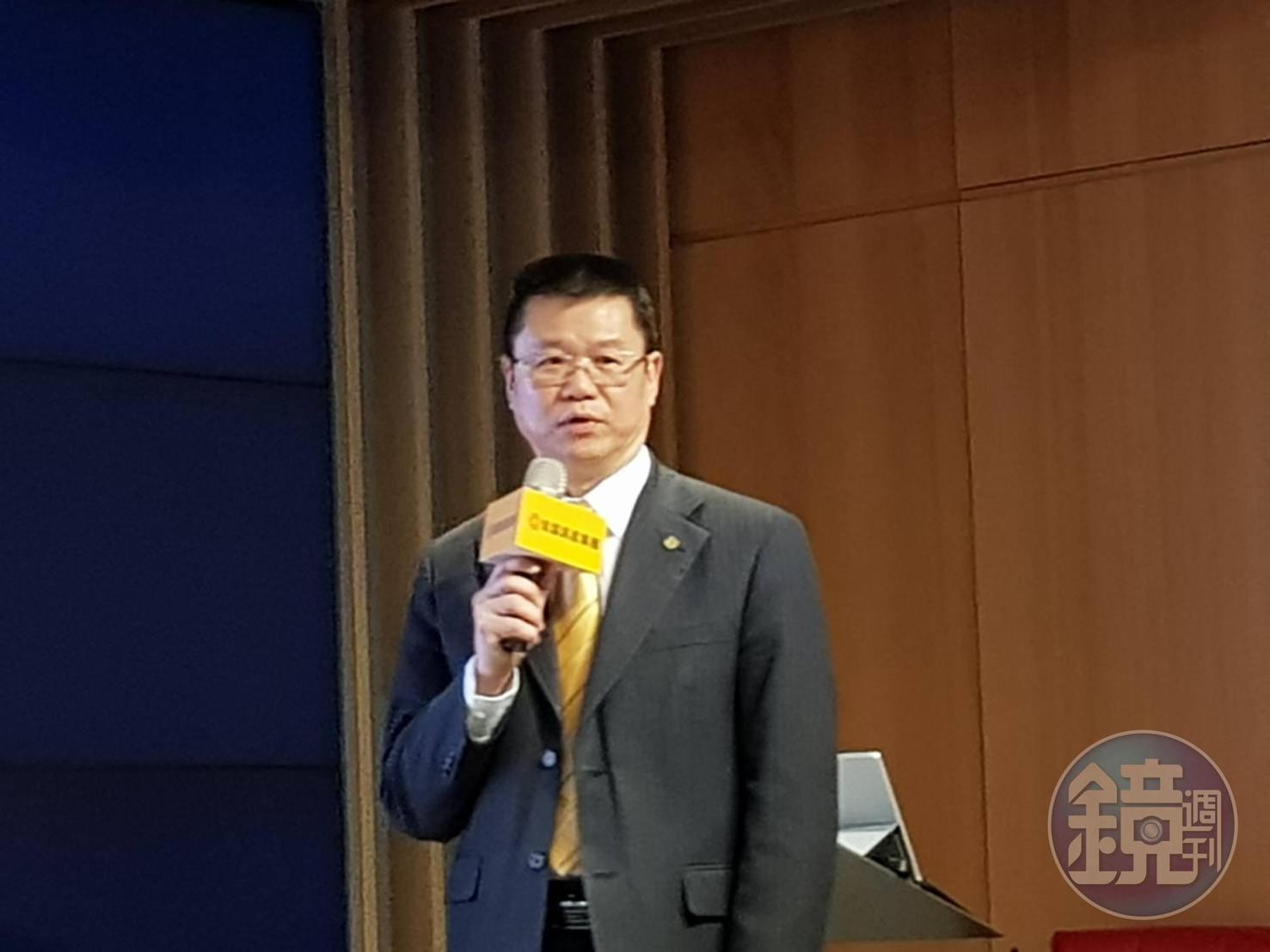 永慶房產集團業務總經理葉凌棋指出，今年以來的使照與建照量都創新高、房貸逾放比也創新高，代表房市超額供給亮起紅色警戒。（高迪攝）
