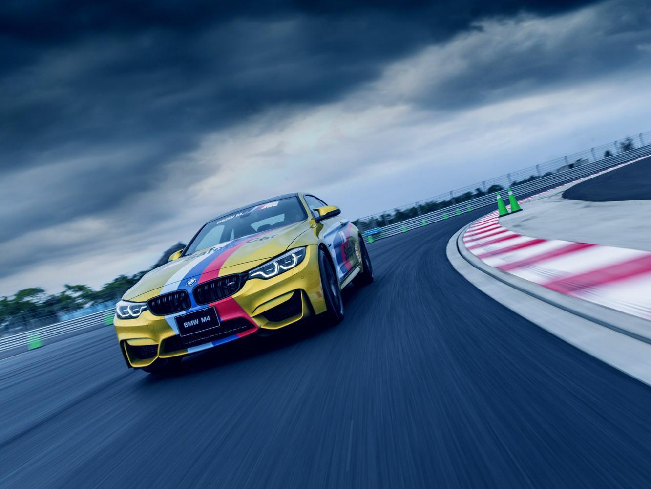 搭載BMW TwinPower Turbo直列六缸汽油引擎，動力輸出高達450匹馬力。