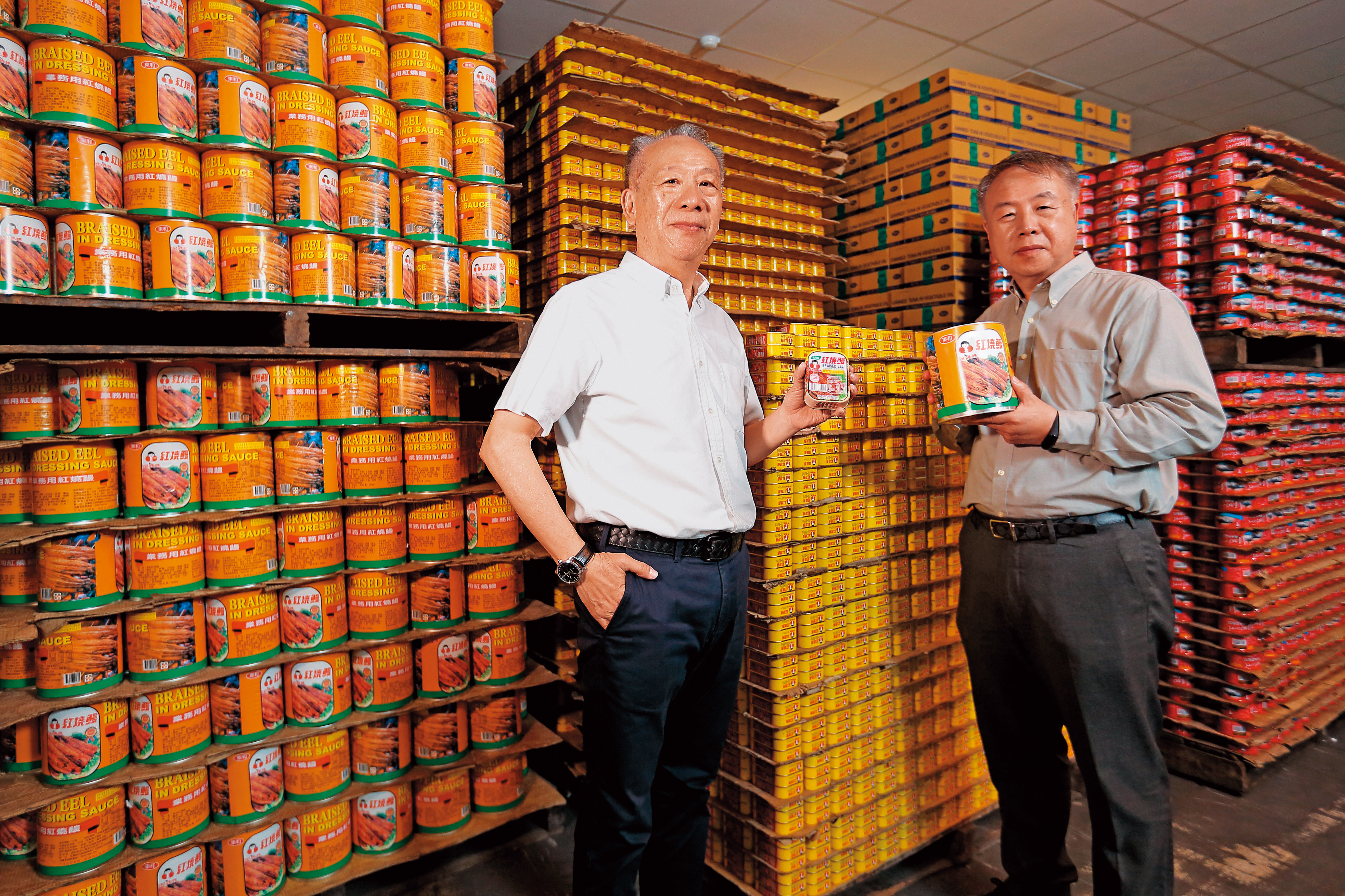 吳天賜（右）與吳宗賢（左）兄弟齊心，帶領東和食品二度轉型，拚成國內最大鯖魚出口商與業務用內銷魚罐頭龍頭，年營收12億元。