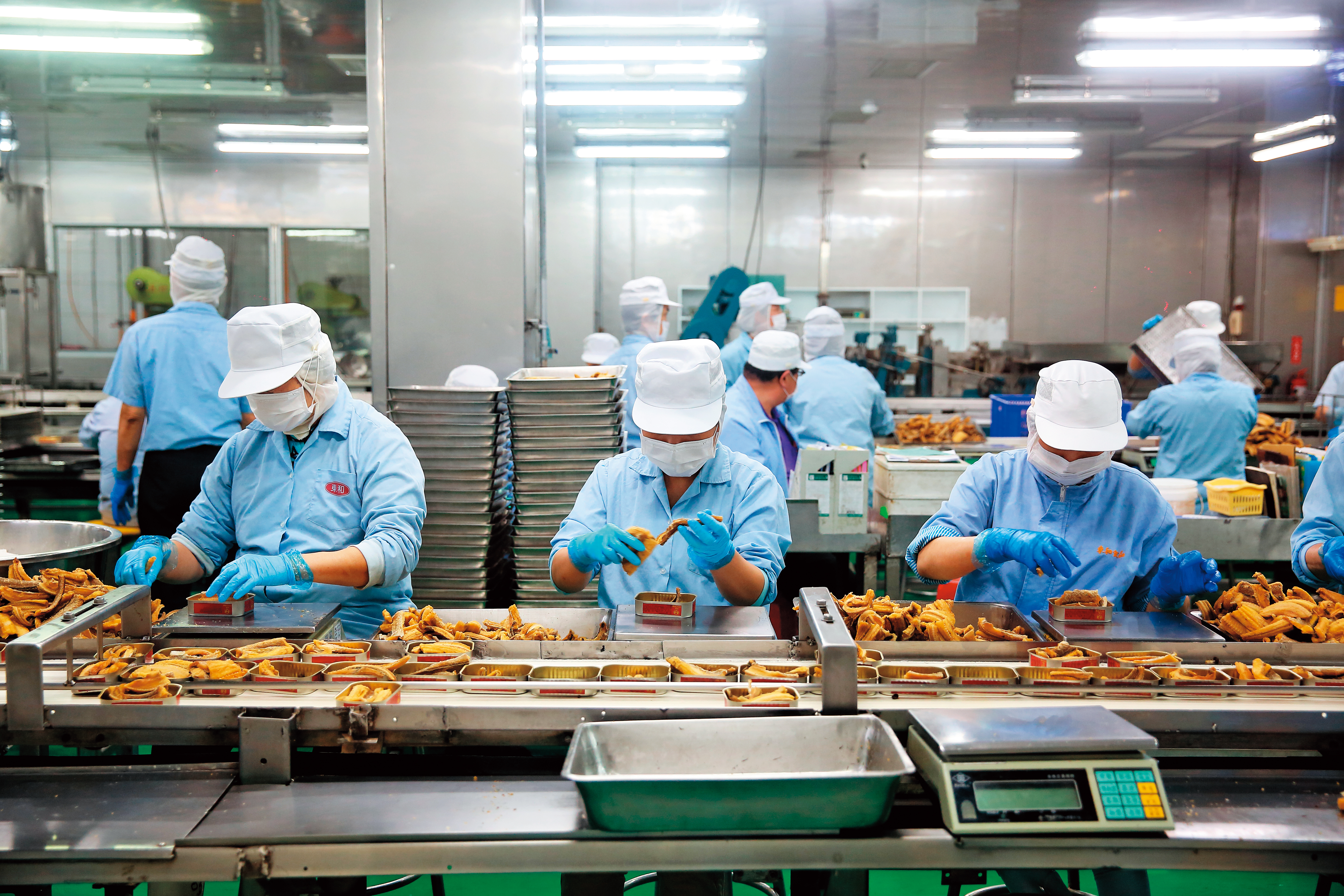傳統鰻魚罐頭多採酥炸、泡料二次加工，好媽媽將食材直接裝罐，再用機器添料殺菌，肉質較柔軟。