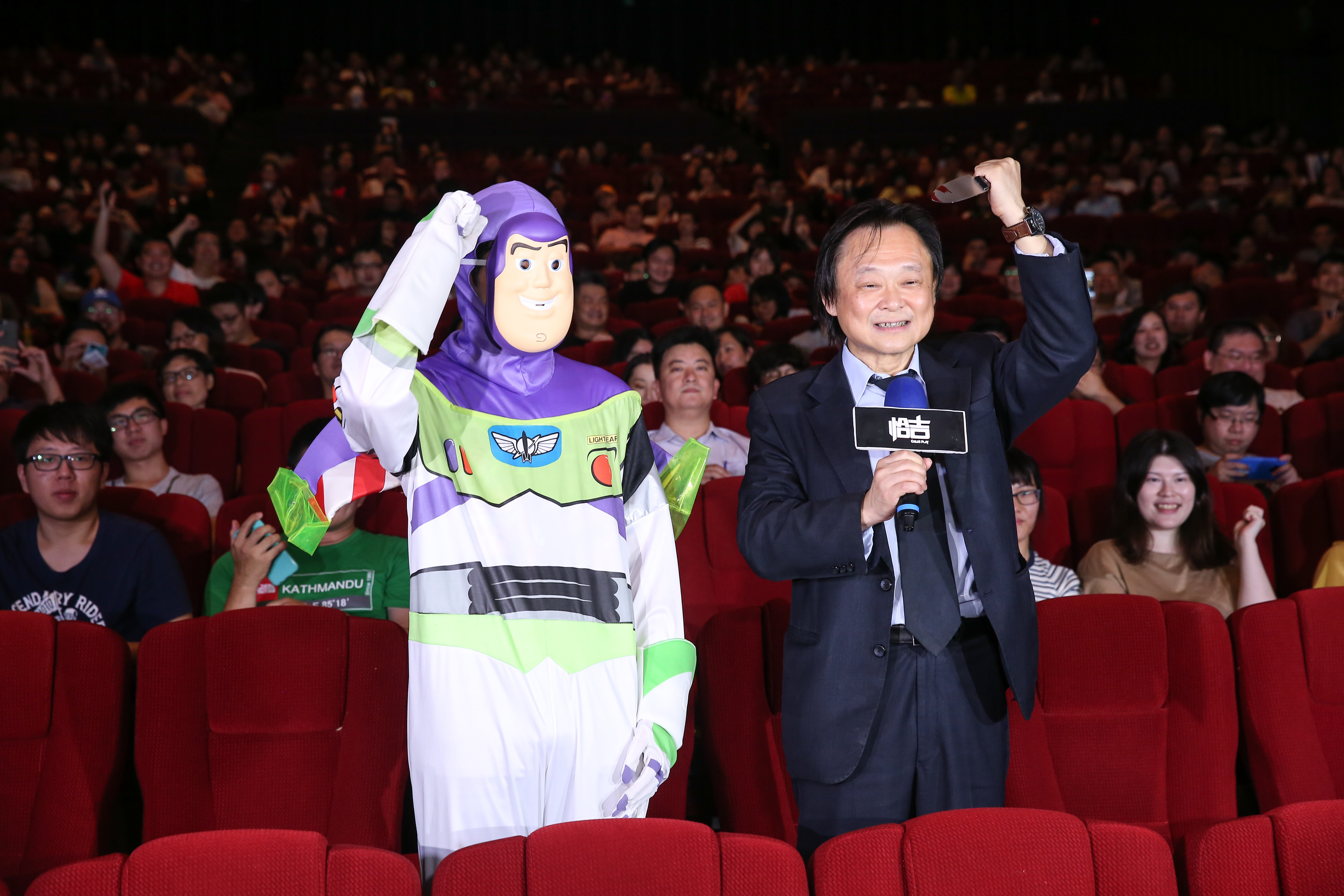 王世堅(右)手拿道具小刀,跟打扮成巴斯光年的Cosplay玩家,一起與首映觀眾合照。其實堅哥還有另外一個動作,一手拿刀、一手比出手指愛心,只是太荒謬太好笑了,不能給大家看到。