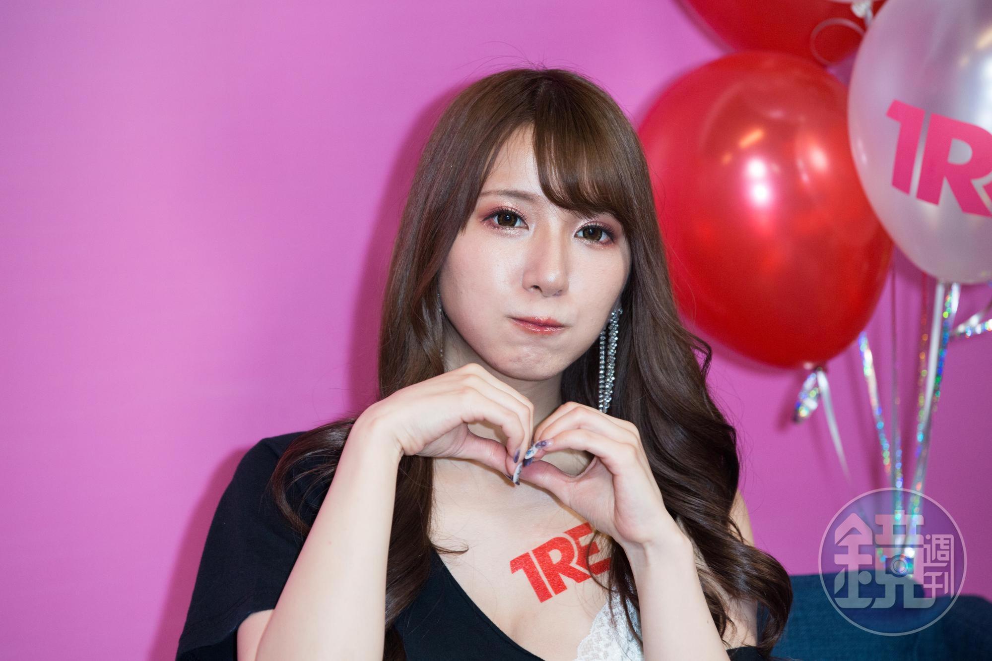 園田美櫻很會對鏡頭放電,做出各種可愛姿勢。