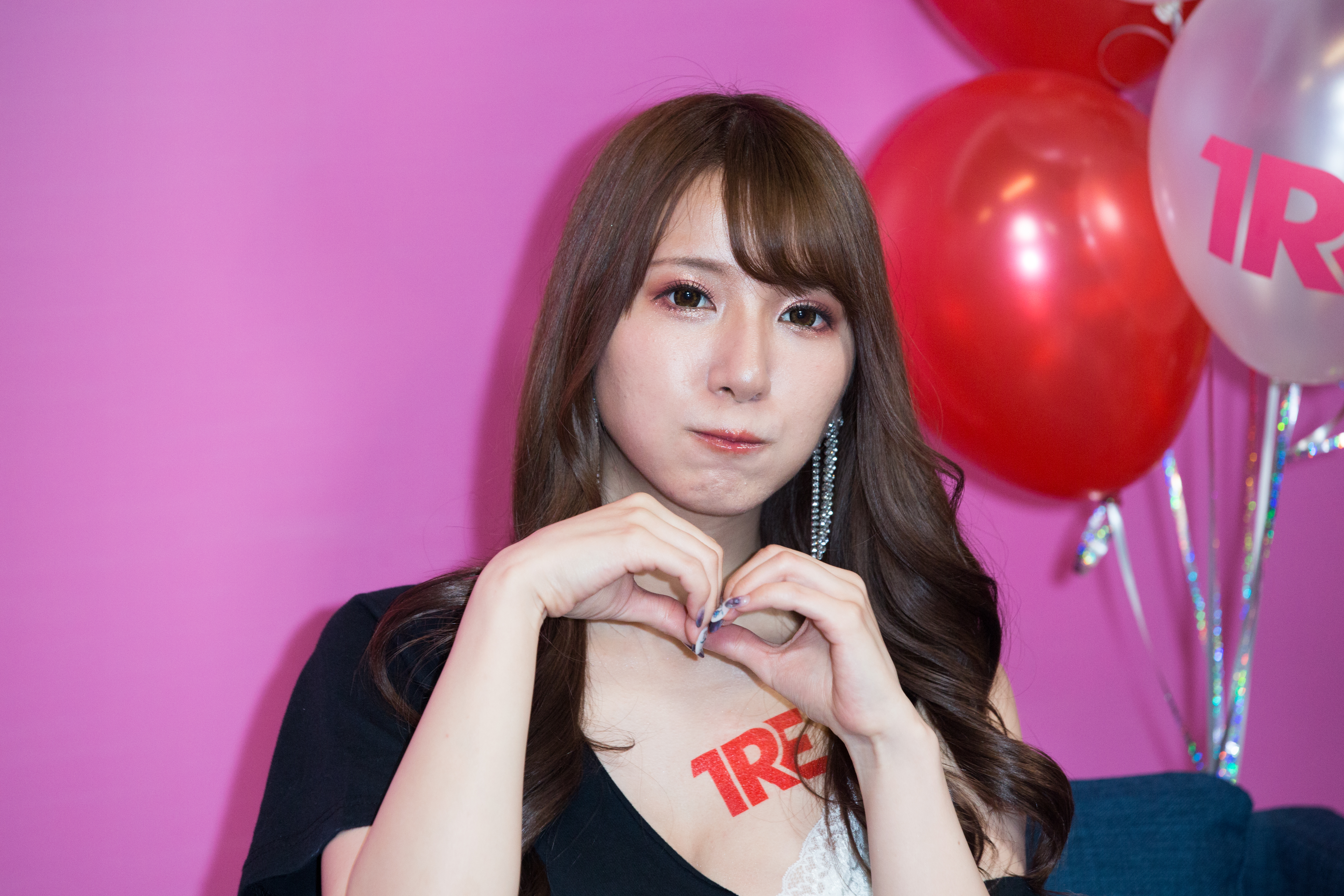 園田美櫻很會對鏡頭放電，做出各種可愛姿勢。