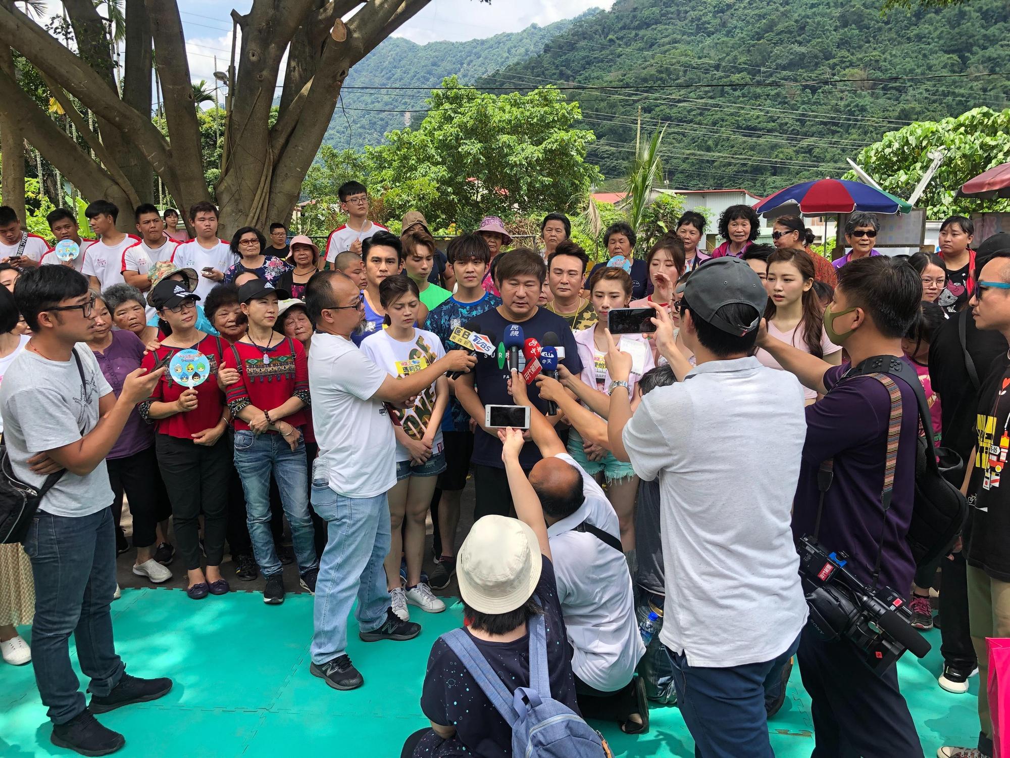 面對「左右手」不在,胡瓜自認節目精神仍在。(民視提供)