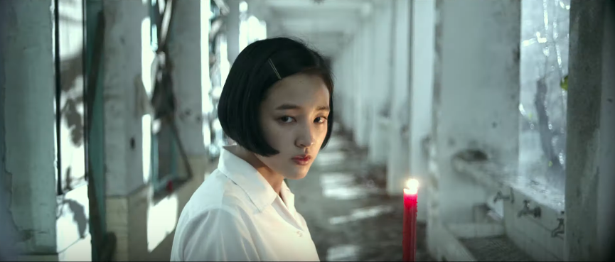 《返校》女主角方芮欣由王淨飾演。(翻攝自《返校》電影預告)