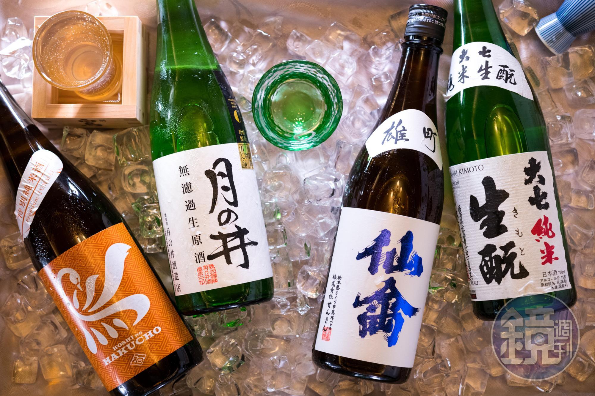 「大七  生酛純米酒」（1,200元／瓶）｢仙禽  クラシック 雄町」「月の井  無濾過生原酒 山田錦」（1,580元／瓶）「越の白鳥   特別純米酒 」（1,000元／瓶）（右起），在夏季期間冰鎮飲用，鮮度生動活潑。