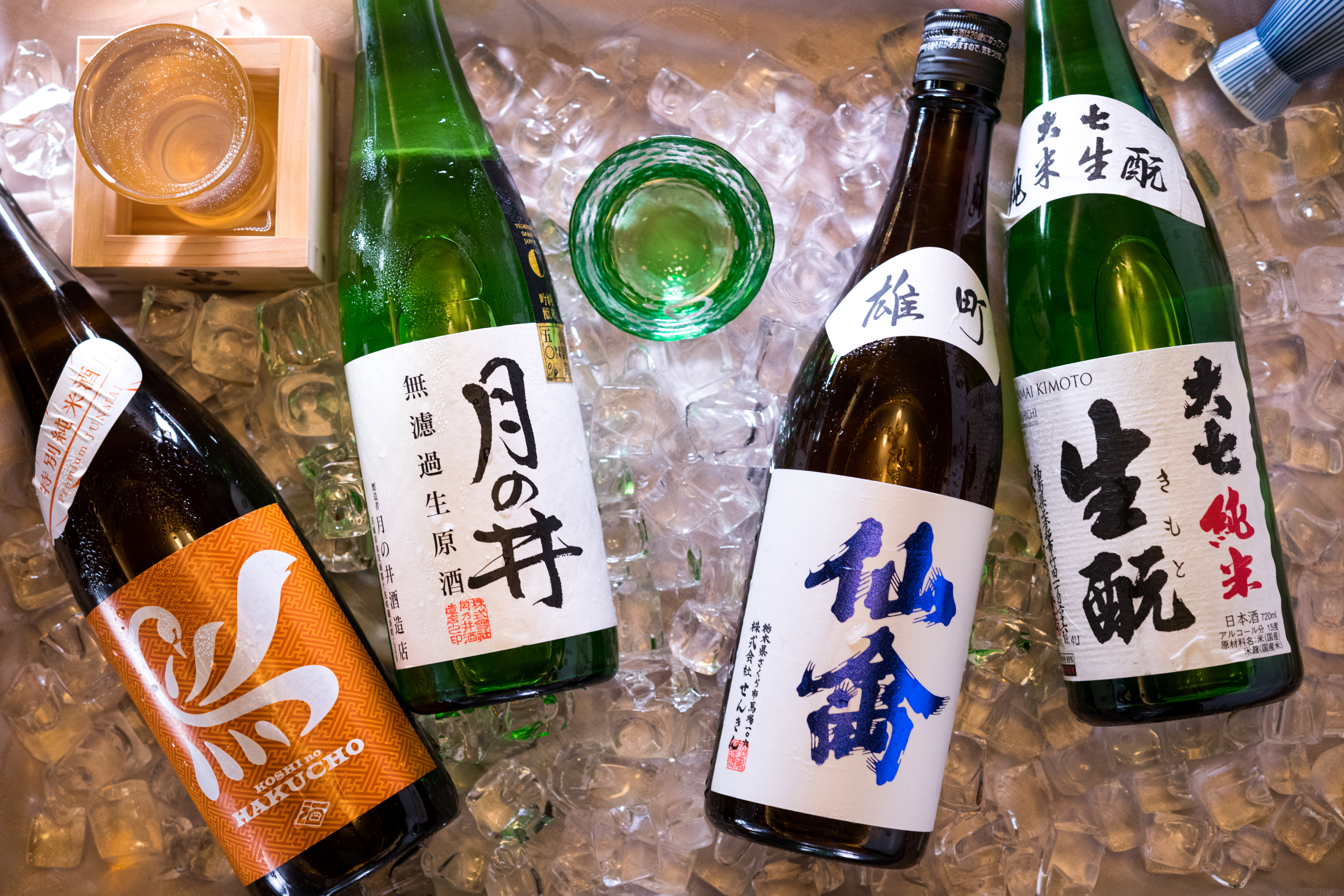 「大七  生酛純米酒」（1,200元／瓶）｢仙禽  クラシック 雄町」「月の井  無濾過生原酒 山田錦」（1,580元／瓶）「越の白鳥   特別純米酒 」（1,000元／瓶）（右起），在夏季期間冰鎮飲用，鮮度生動活潑。