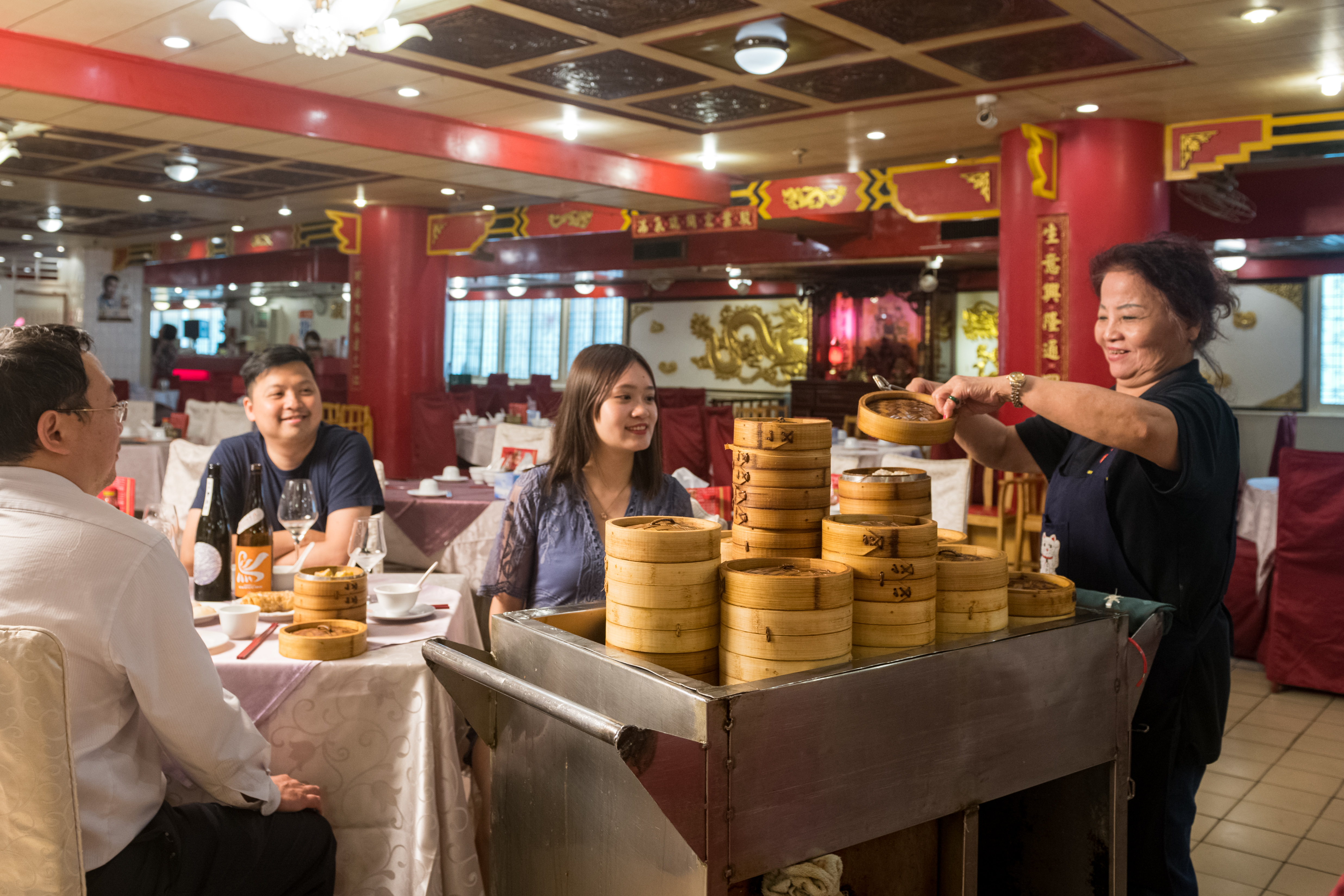 老牌飲茶餐廳「金獅樓」還保有越來越少見的推車送餐服務。
