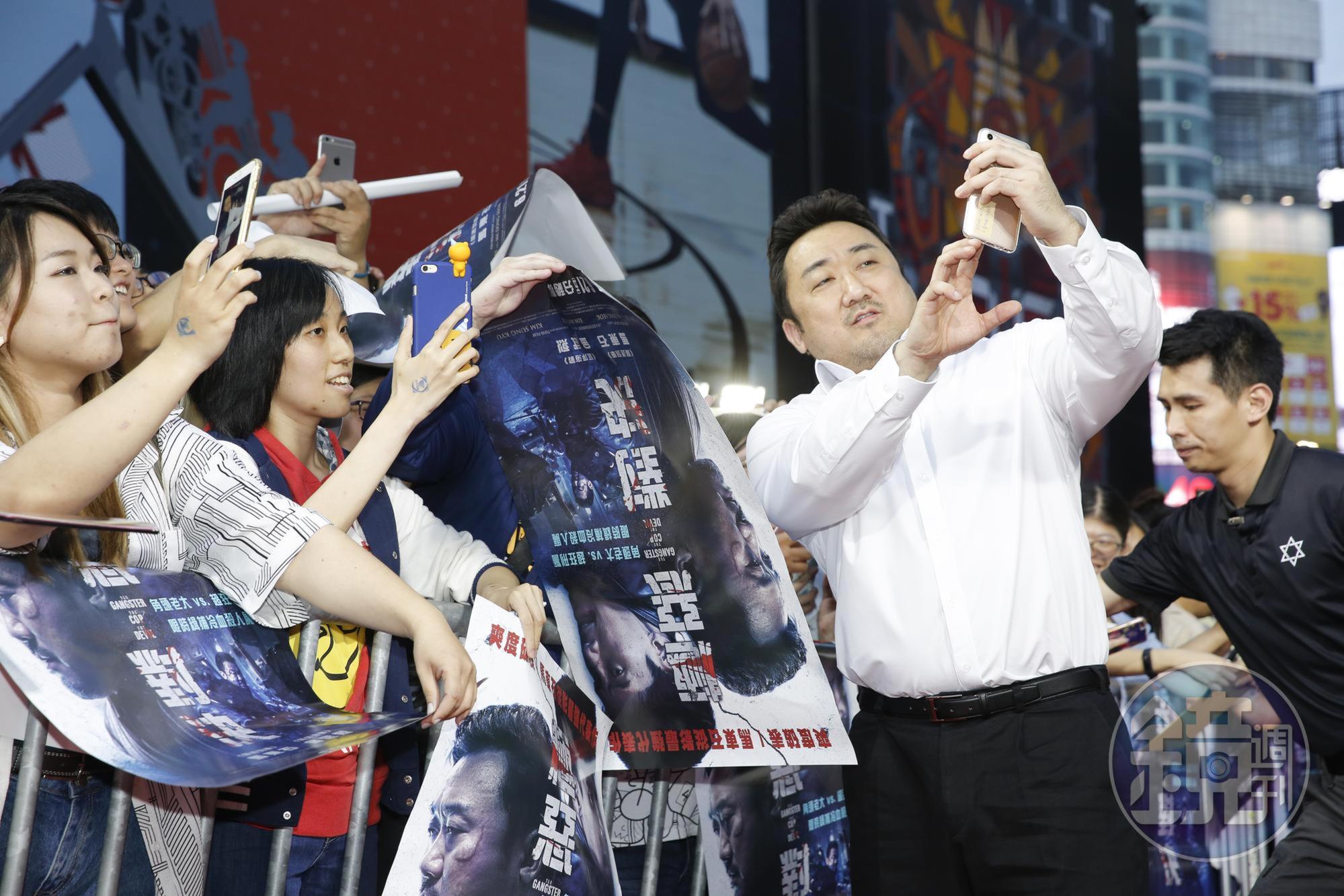 《極惡對決》首映見面會,馬東石與粉絲自拍簽名樣樣好。