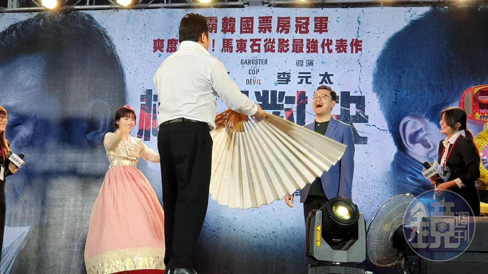 馬東石拿著巨扇為導演李元太搧風,蔡瑞雪在旁邊跟著開心