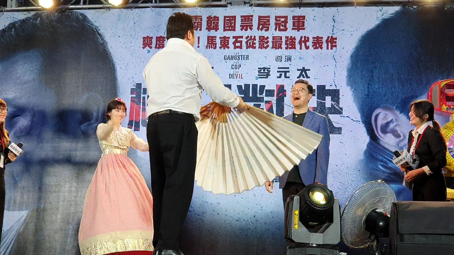 馬東石拿著巨扇為導演李元太搧風，蔡瑞雪在旁邊跟著開心